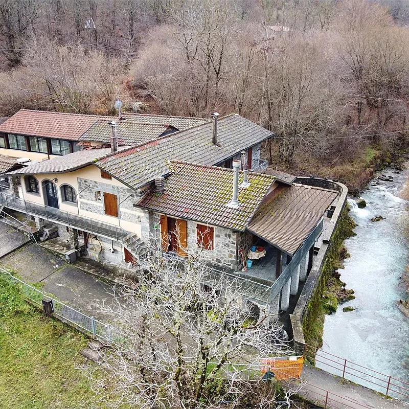 Historisk møllehus fra 1648 i Garfagnana med vandløb og kastanjelund
