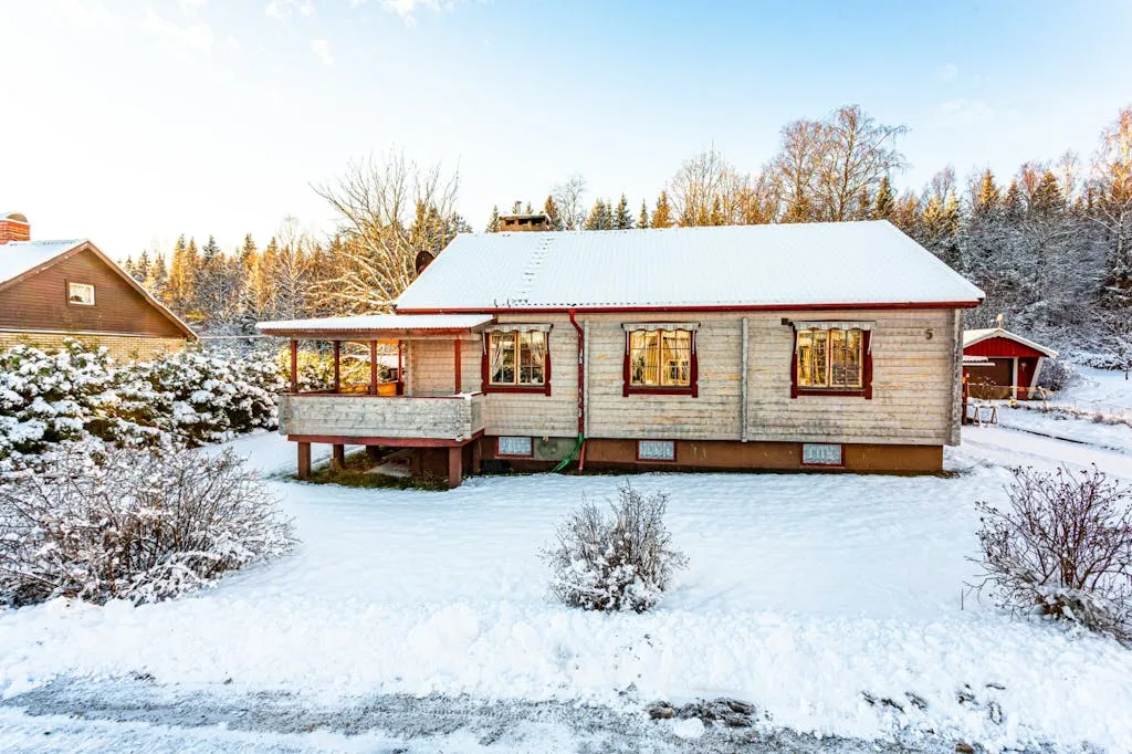 1950s Villa in Ställdalen: 3-Bedrooms, Terrace, and Expansive Grounds - Image 2