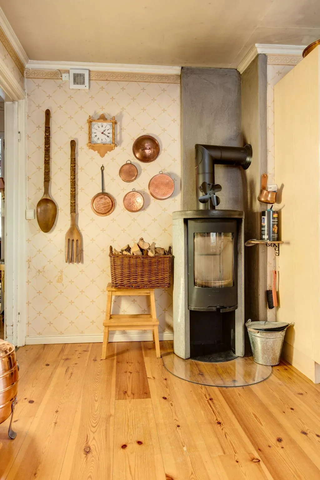 1950s Villa in Ställdalen: 3-Bedrooms, Terrace, and Expansive Grounds - Image 5