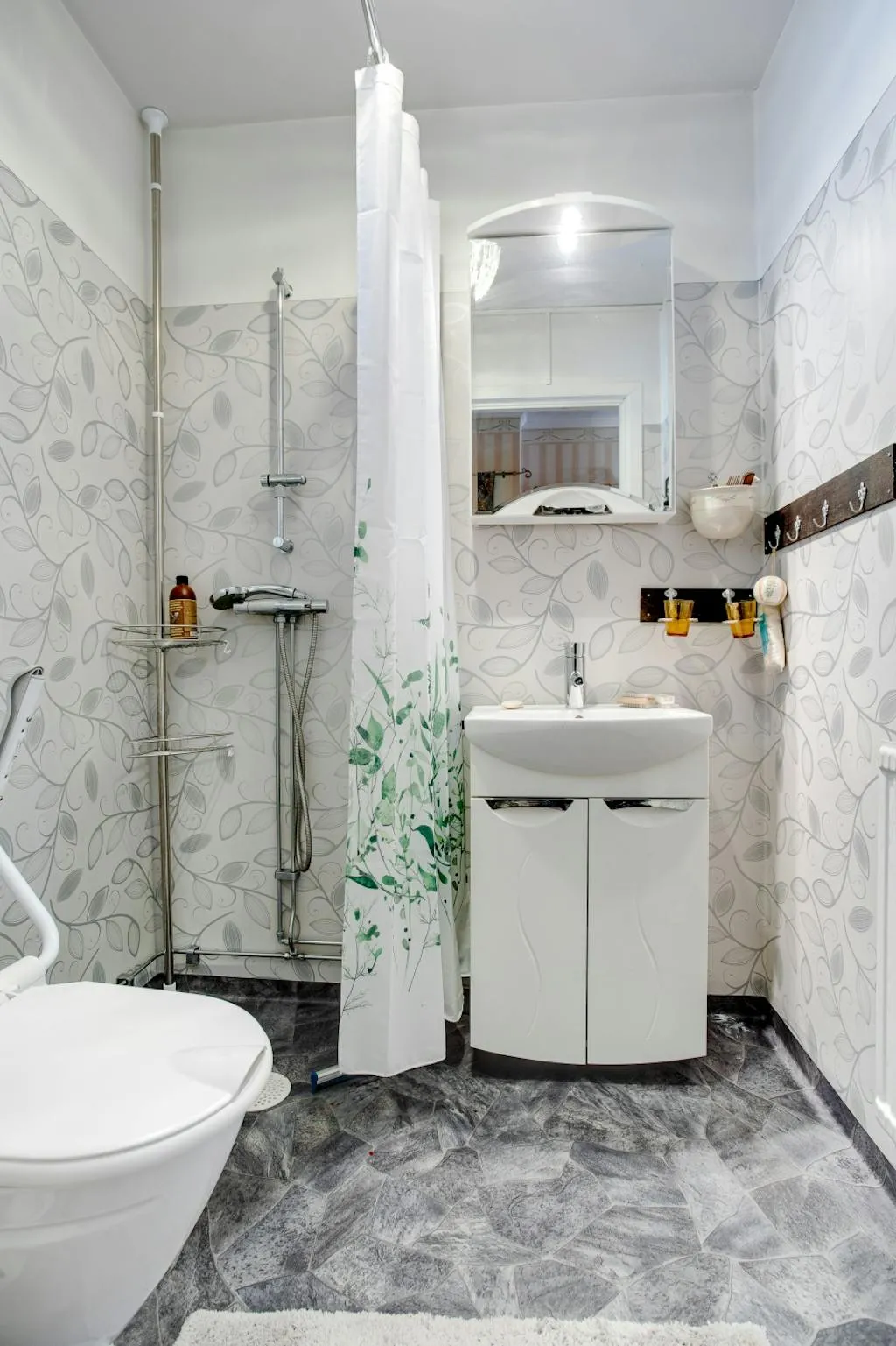 1950s Villa in Ställdalen: 3-Bedrooms, Terrace, and Expansive Grounds - View image 6 of 23