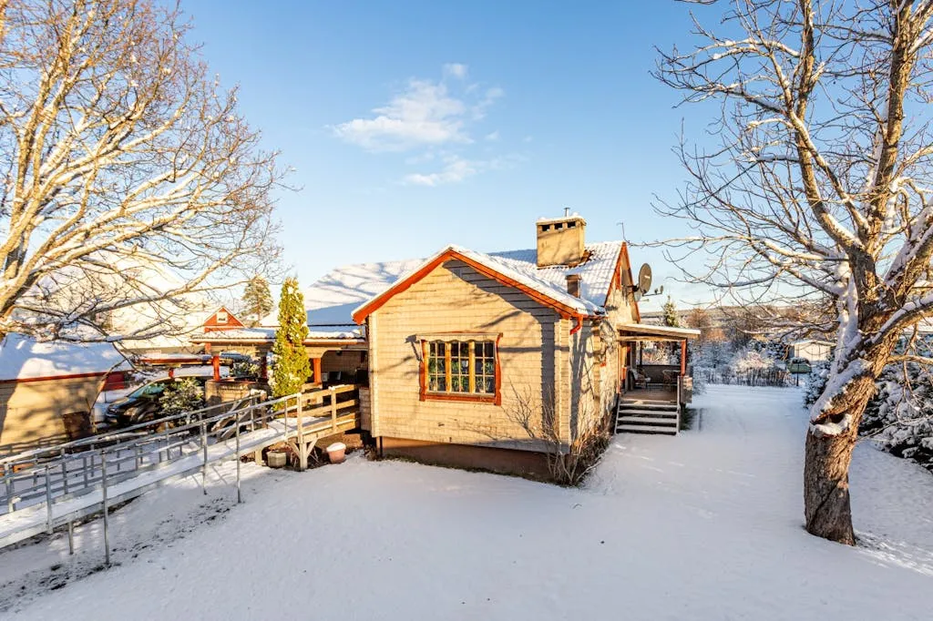 1950s Villa in Ställdalen: 3-Bedrooms, Terrace, and Expansive Grounds - View image 13 of 23