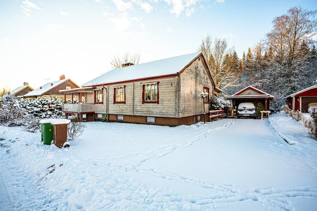 1950s Villa in Ställdalen: 3-Bedrooms, Terrace, and Expansive Grounds - View image 14 of 23