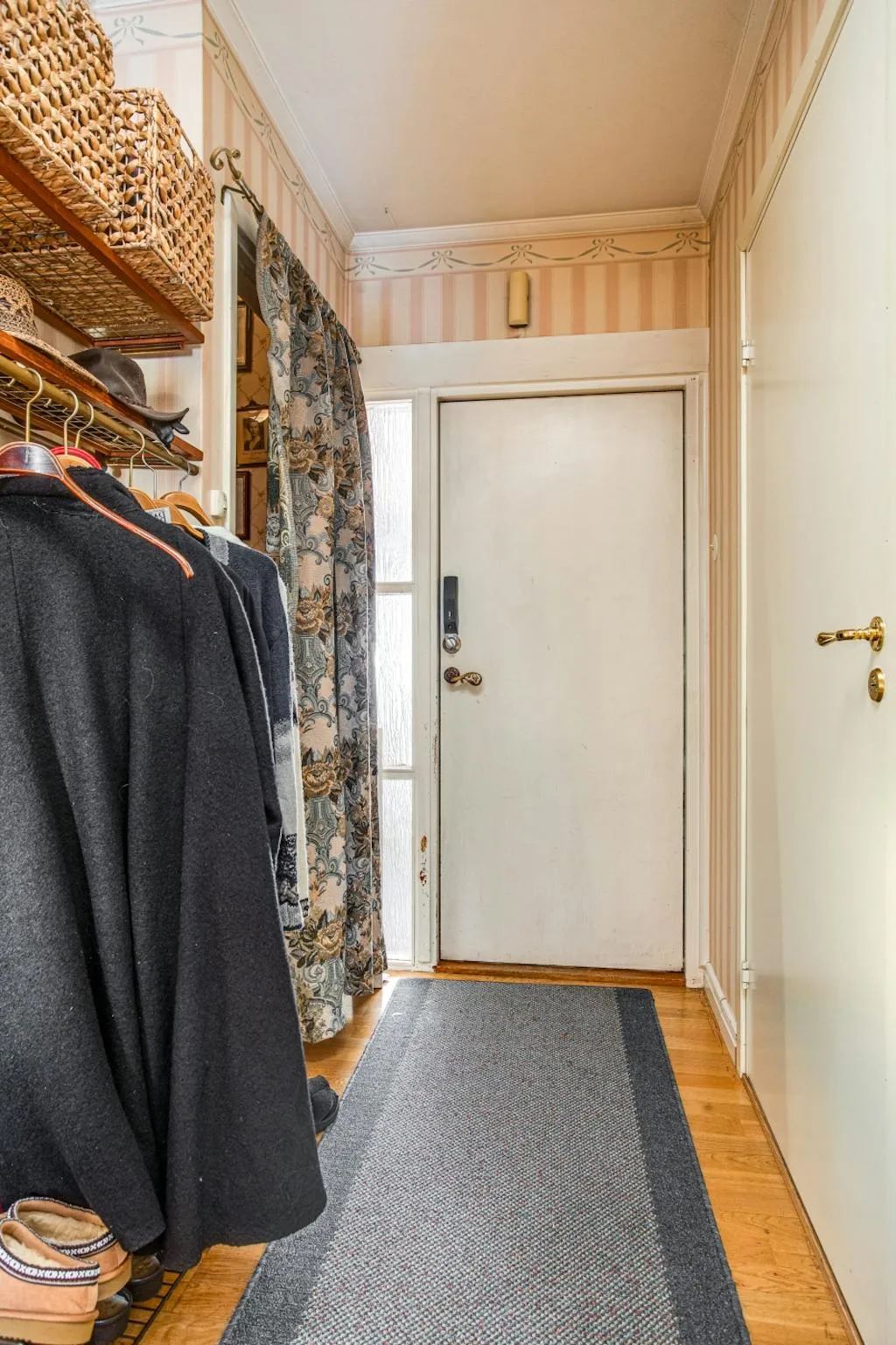 1950s Villa in Ställdalen: 3-Bedrooms, Terrace, and Expansive Grounds - View image 17 of 23