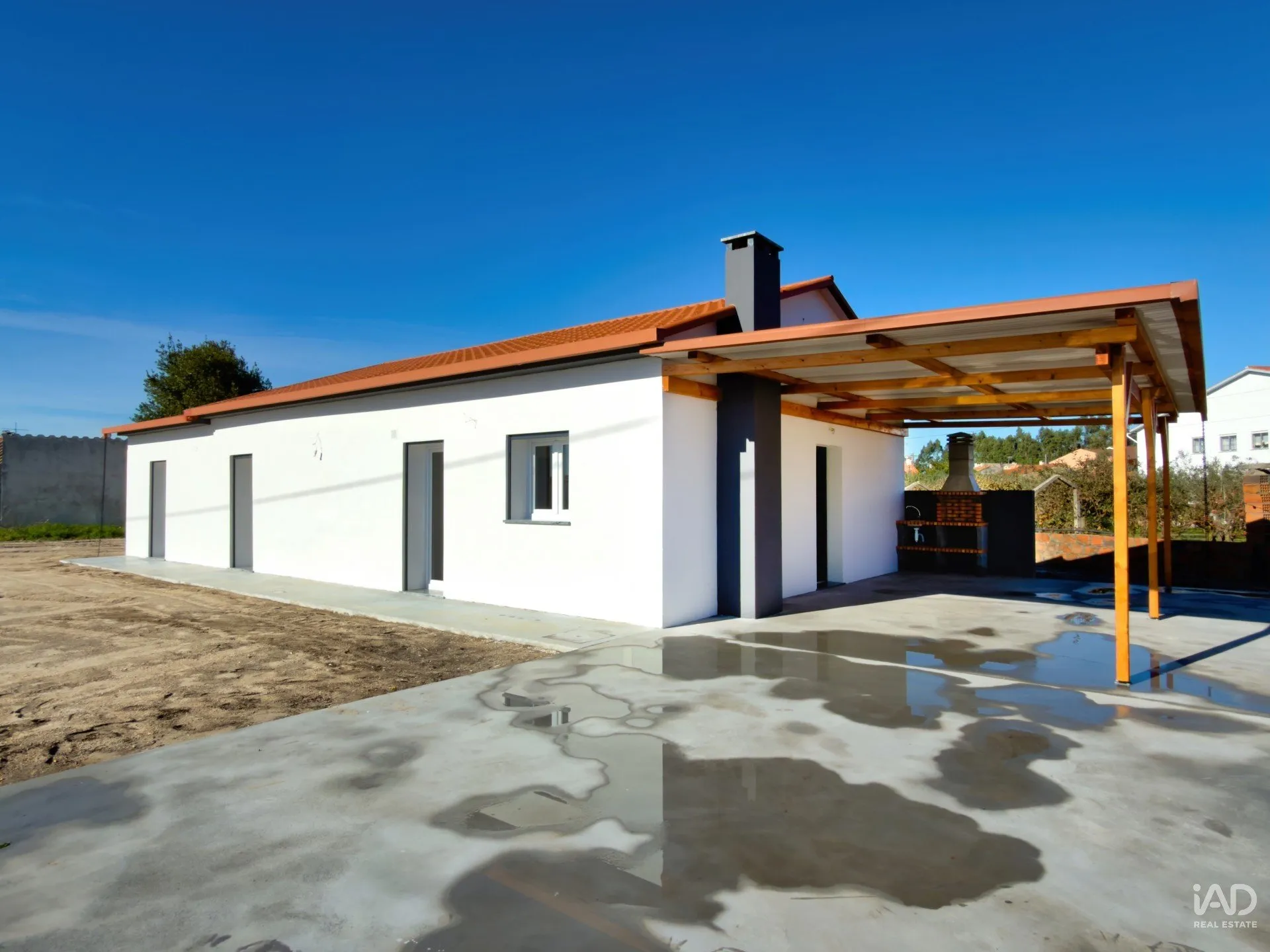 Furnished 3-Bedroom House with Garden in Coastal Marinha Grande - Image 1