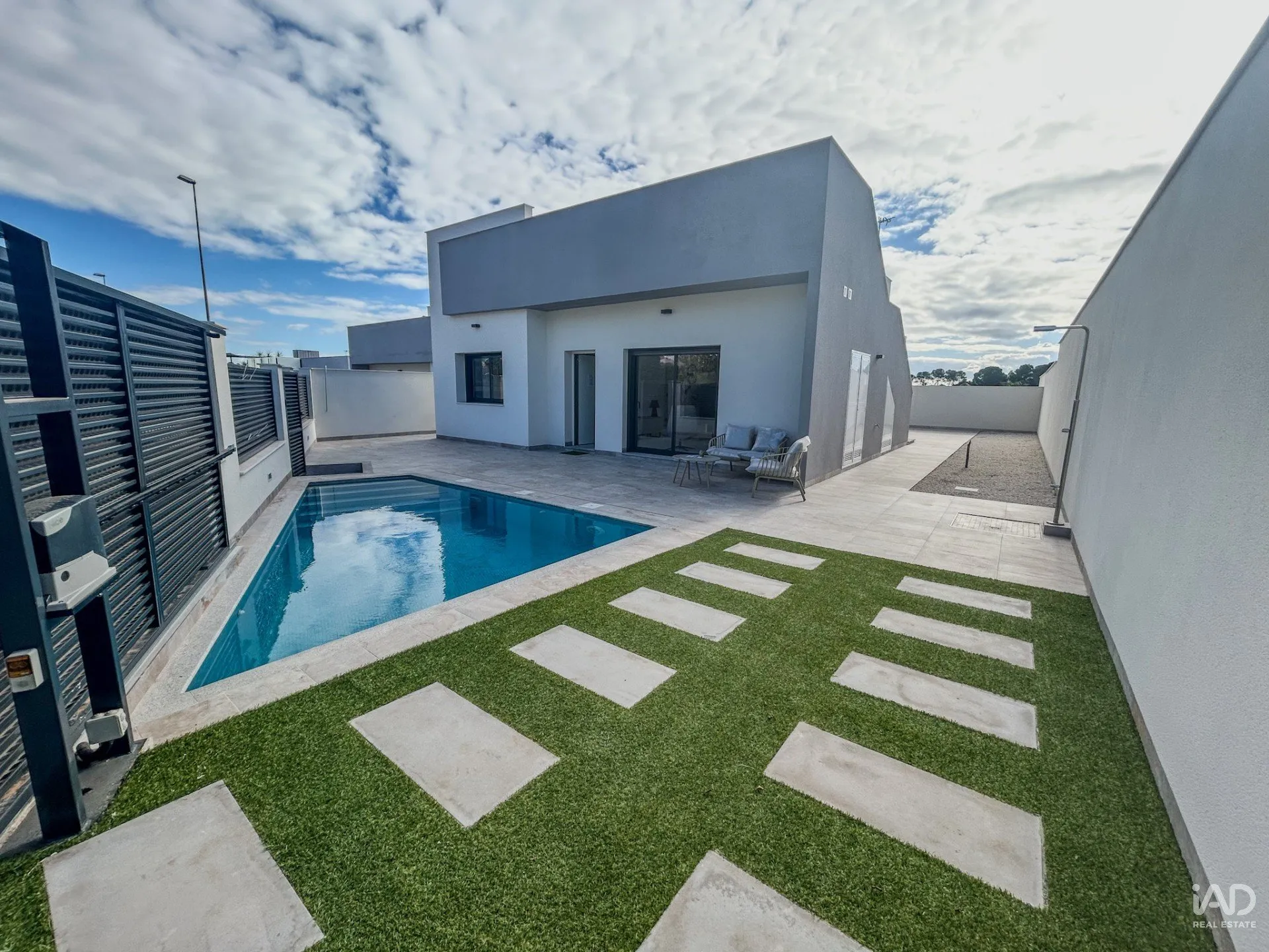 Contemporary 3-Bedroom House with Pool in Pilar de la Horadada - Image 1