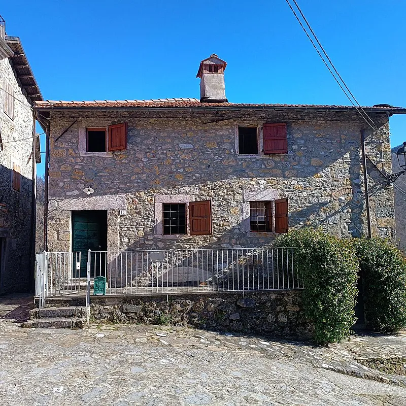 Lake-View House with Garden and Dual Living Spaces in Vagli Sotto