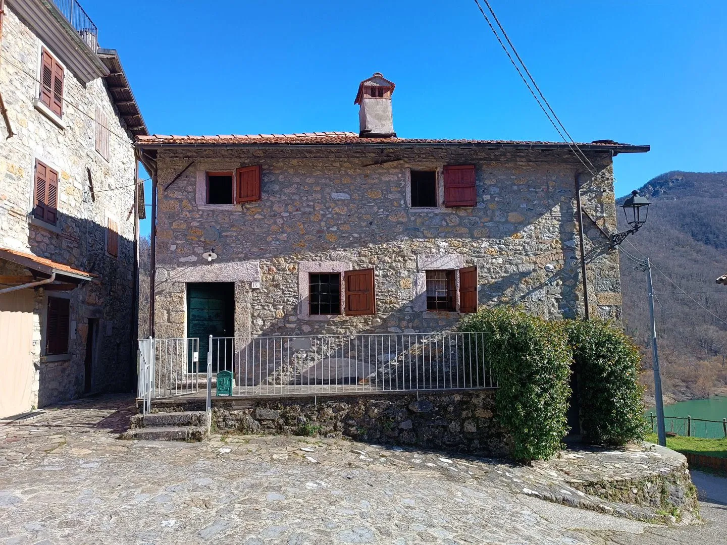 Lake-View House with Garden and Dual Living Spaces in Vagli Sotto - Image 1