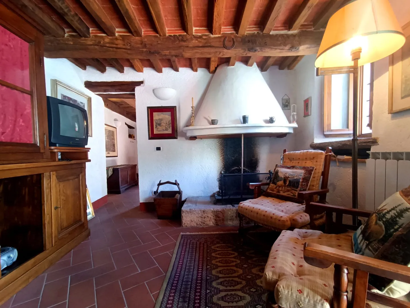 Lake-View House with Garden and Dual Living Spaces in Vagli Sotto - View image 9 of 40