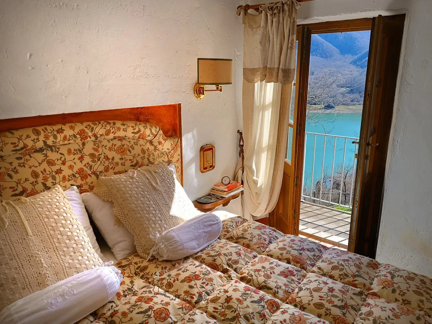 Lake-View House with Garden and Dual Living Spaces in Vagli Sotto - View image 19 of 40