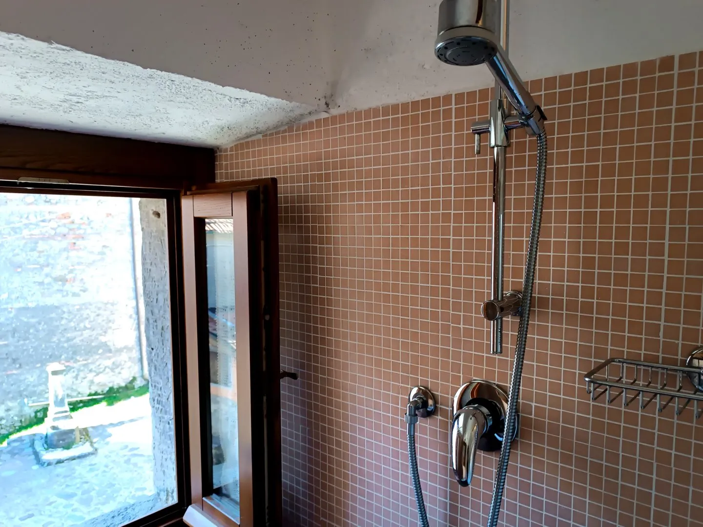 Lake-View House with Garden and Dual Living Spaces in Vagli Sotto - View image 23 of 40