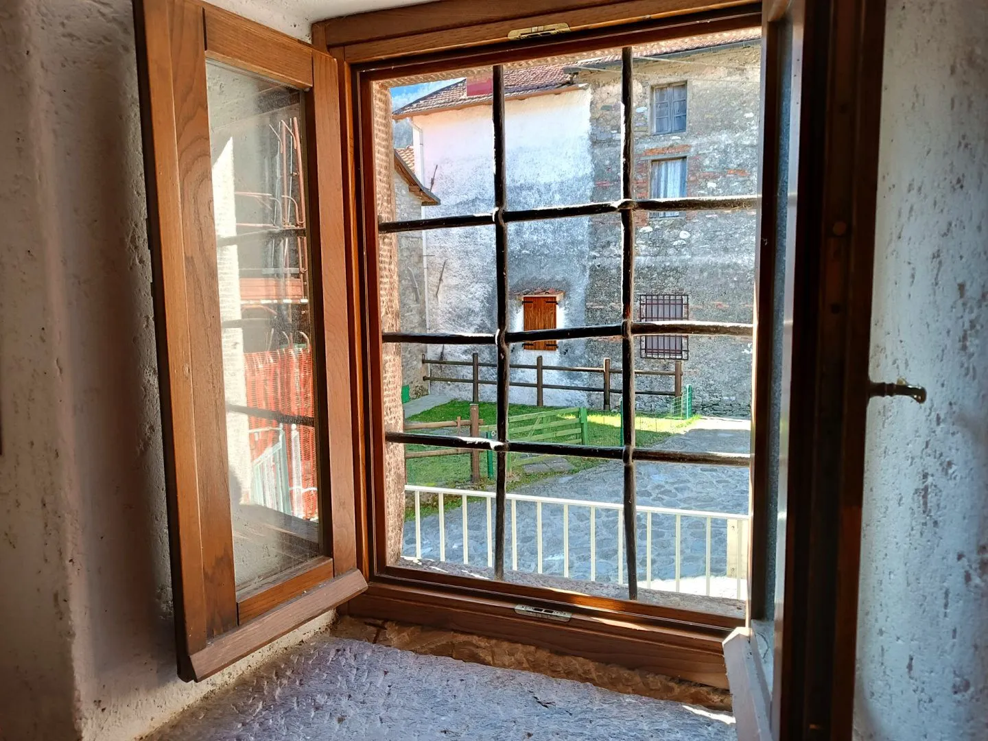 Lake-View House with Garden and Dual Living Spaces in Vagli Sotto - View image 33 of 40