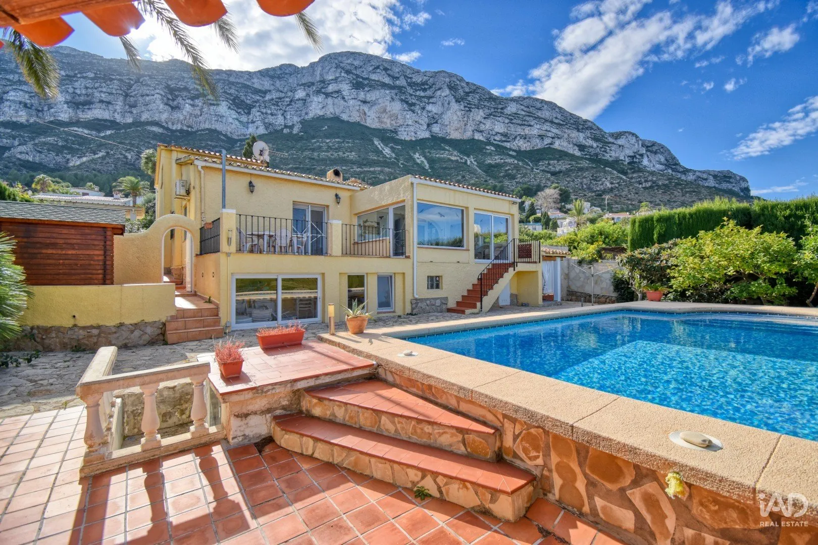 1970s Spanish Oasis with Garden and Pool in Dénia - Image 2