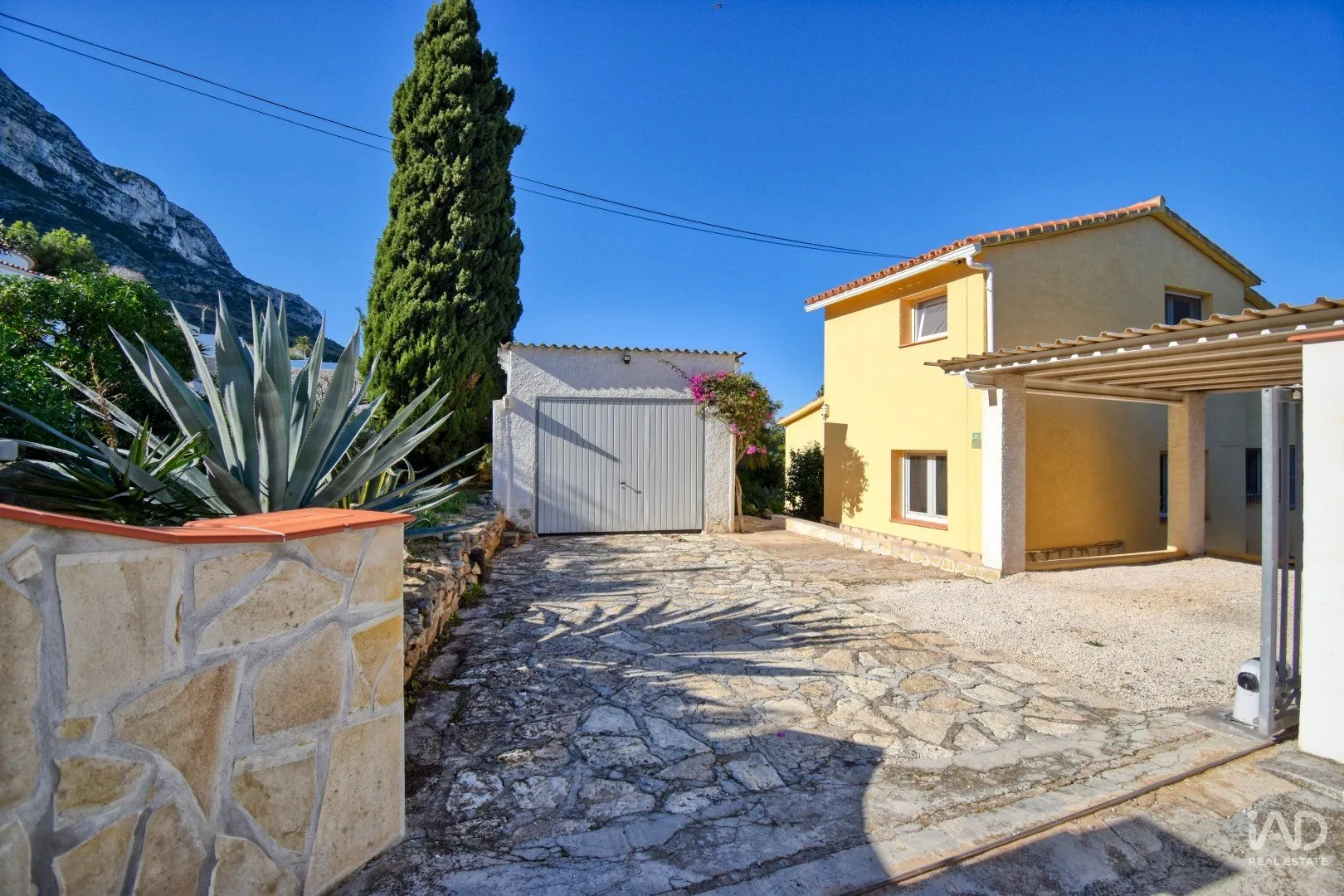 1970s Spanish Oasis with Garden and Pool in Dénia - Image 3