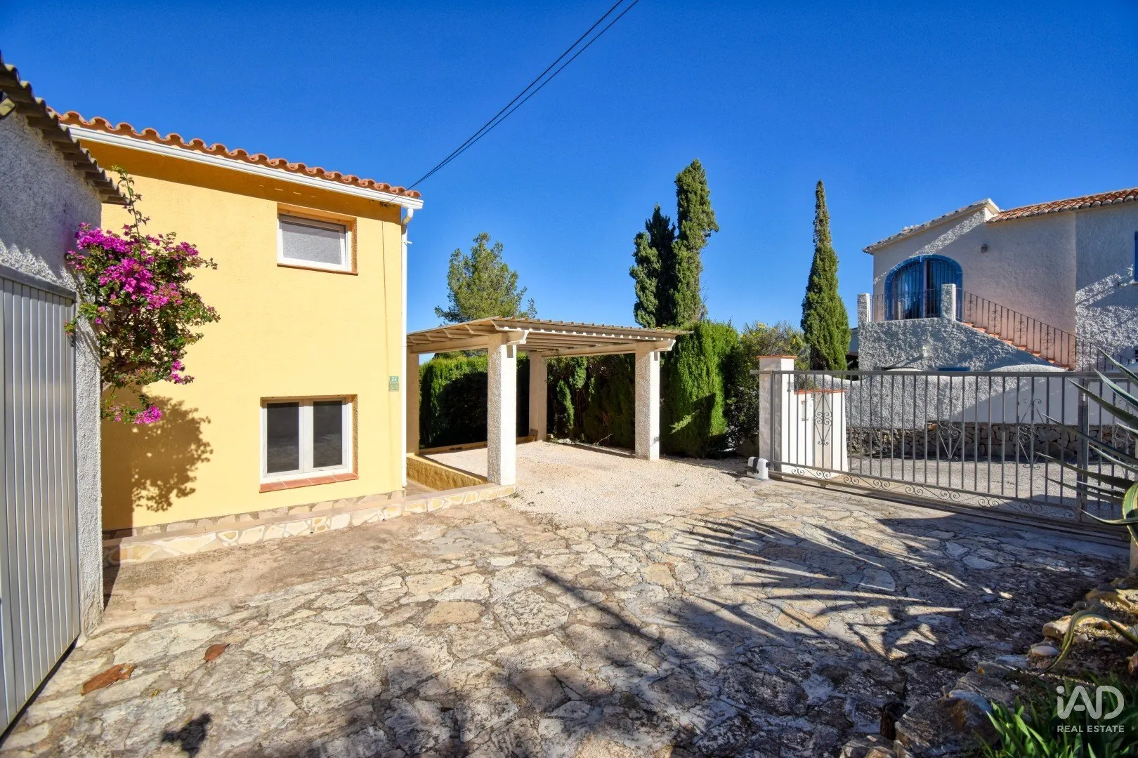 1970s Spanish Oasis with Garden and Pool in Dénia - Image 4