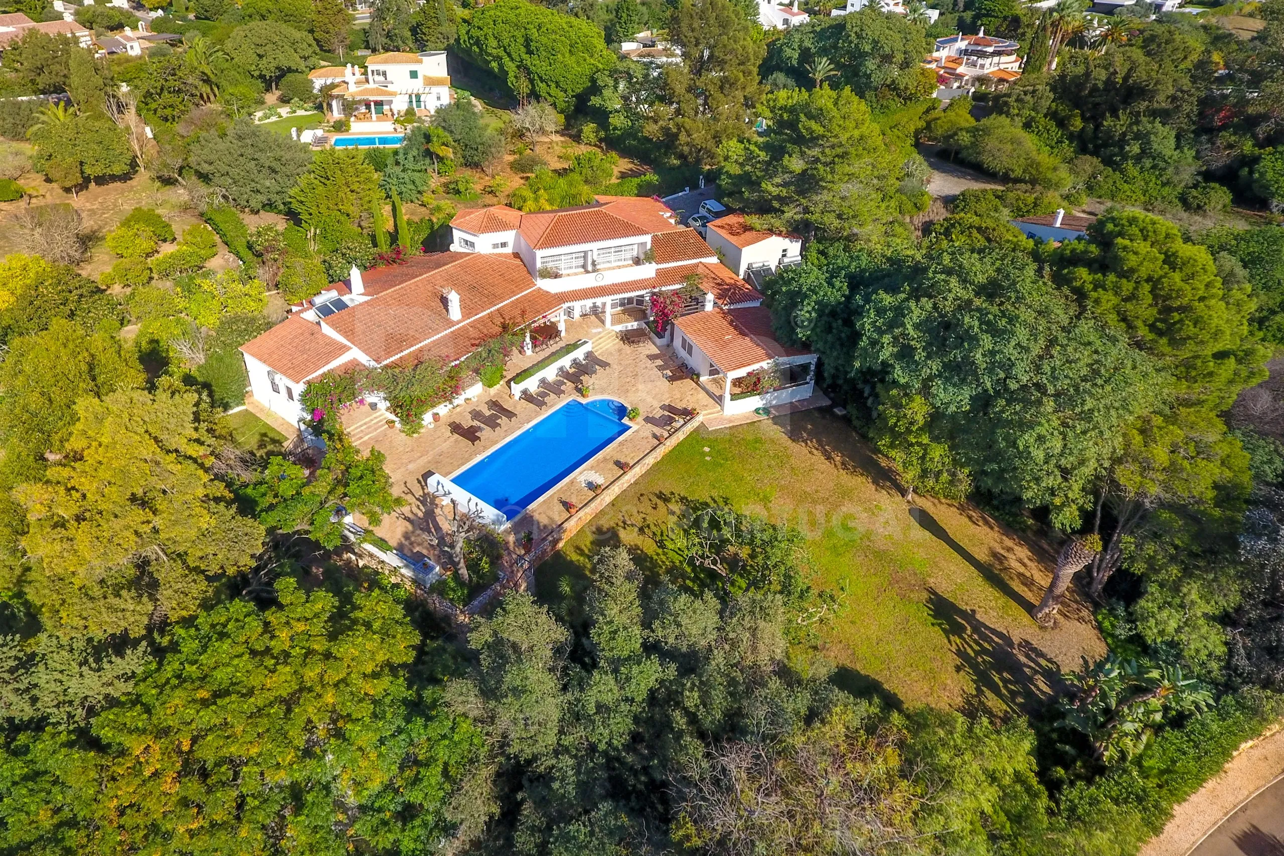 Elegant 8-Bedroom Villa with Pool and Gardens Near Algarve Coast - Image 2
