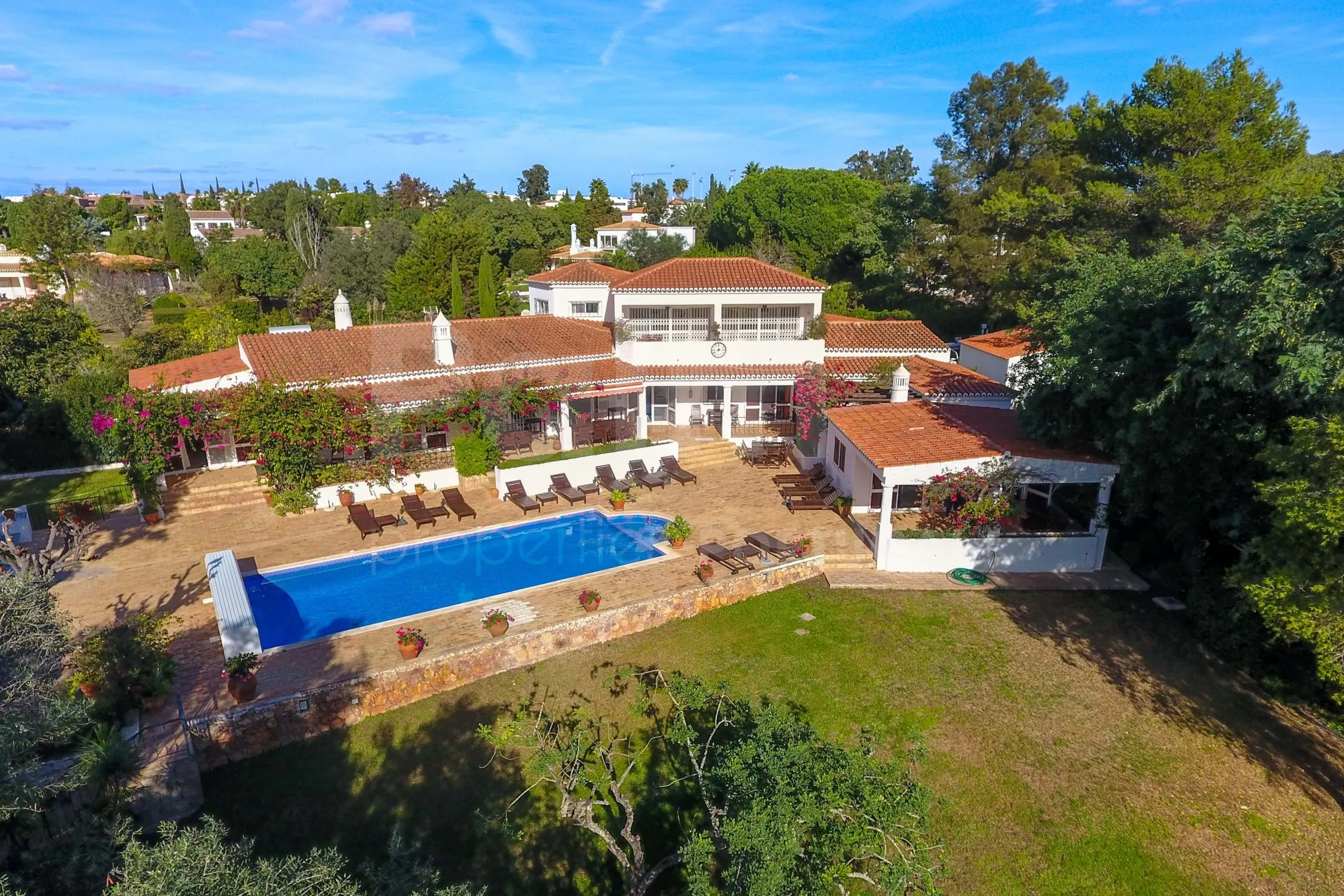 Elegant 8-Bedroom Villa with Pool and Gardens Near Algarve Coast - Image 3