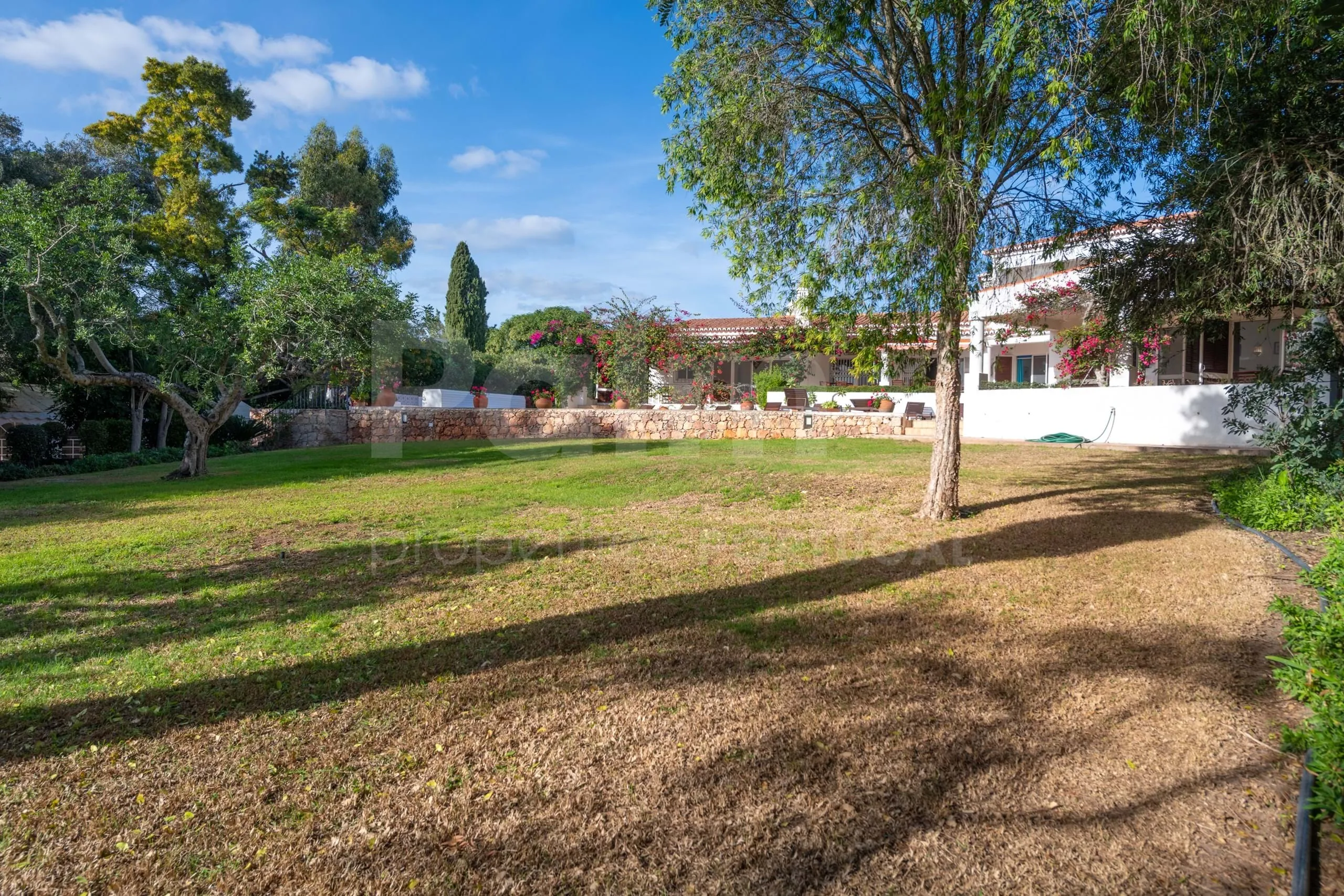 Elegant 8-Bedroom Villa with Pool and Gardens Near Algarve Coast - Image 4