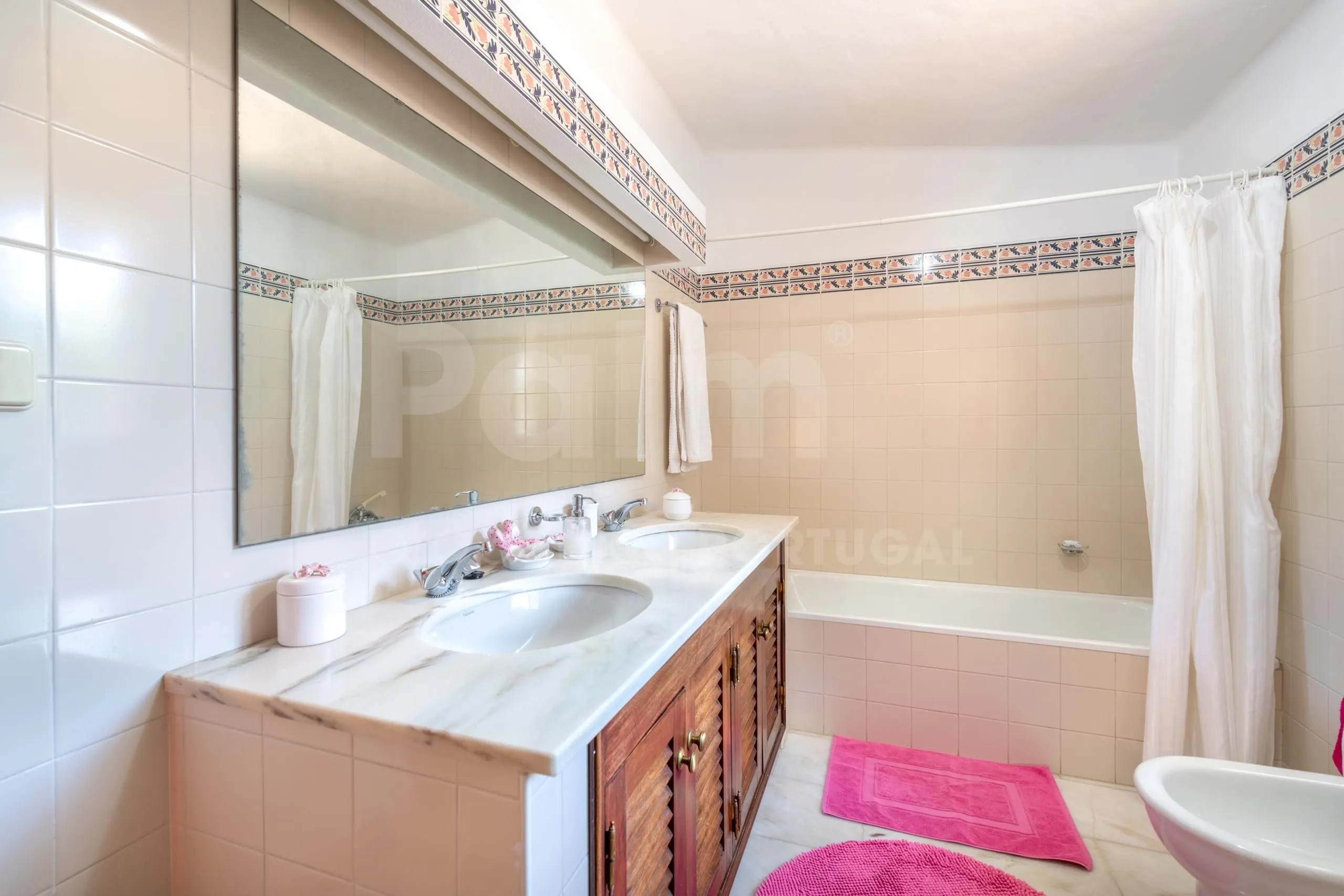 Elegant 8-Bedroom Villa with Pool and Gardens Near Algarve Coast - View image 8 of 57