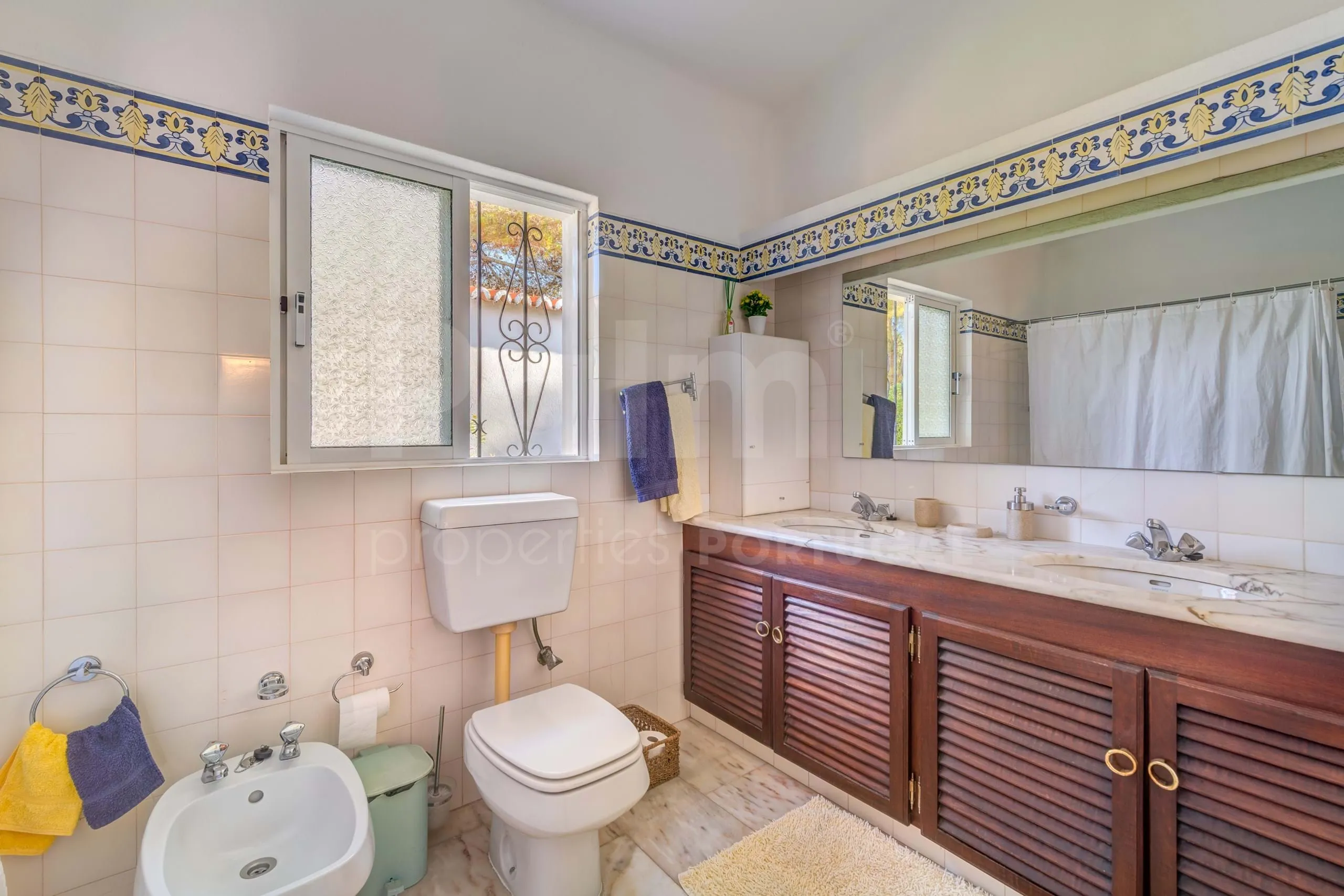 Elegant 8-Bedroom Villa with Pool and Gardens Near Algarve Coast - View image 9 of 57