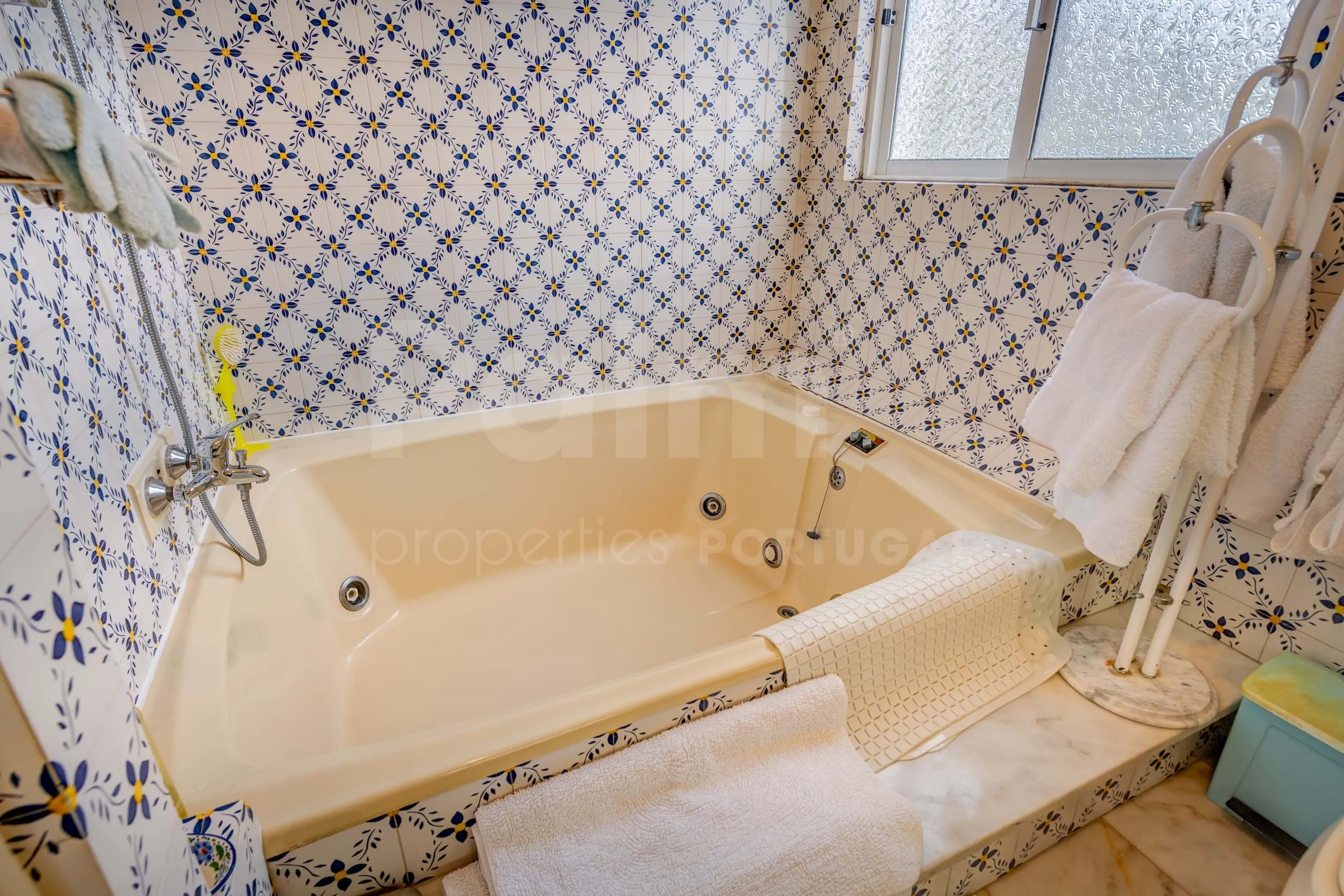 Elegant 8-Bedroom Villa with Pool and Gardens Near Algarve Coast - View image 28 of 57