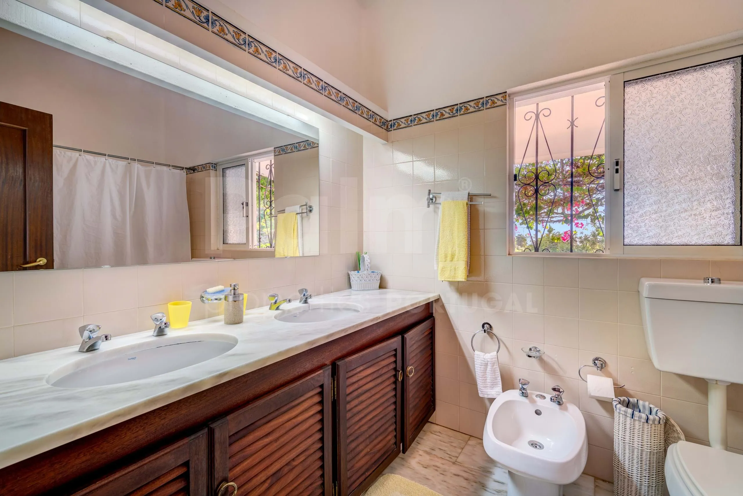 Elegant 8-Bedroom Villa with Pool and Gardens Near Algarve Coast - View image 32 of 57