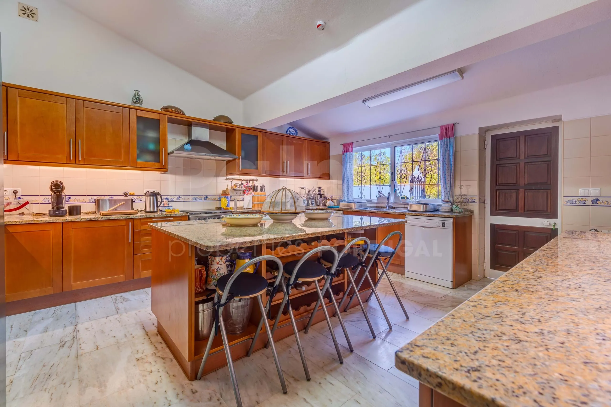 Elegant 8-Bedroom Villa with Pool and Gardens Near Algarve Coast - View image 41 of 57