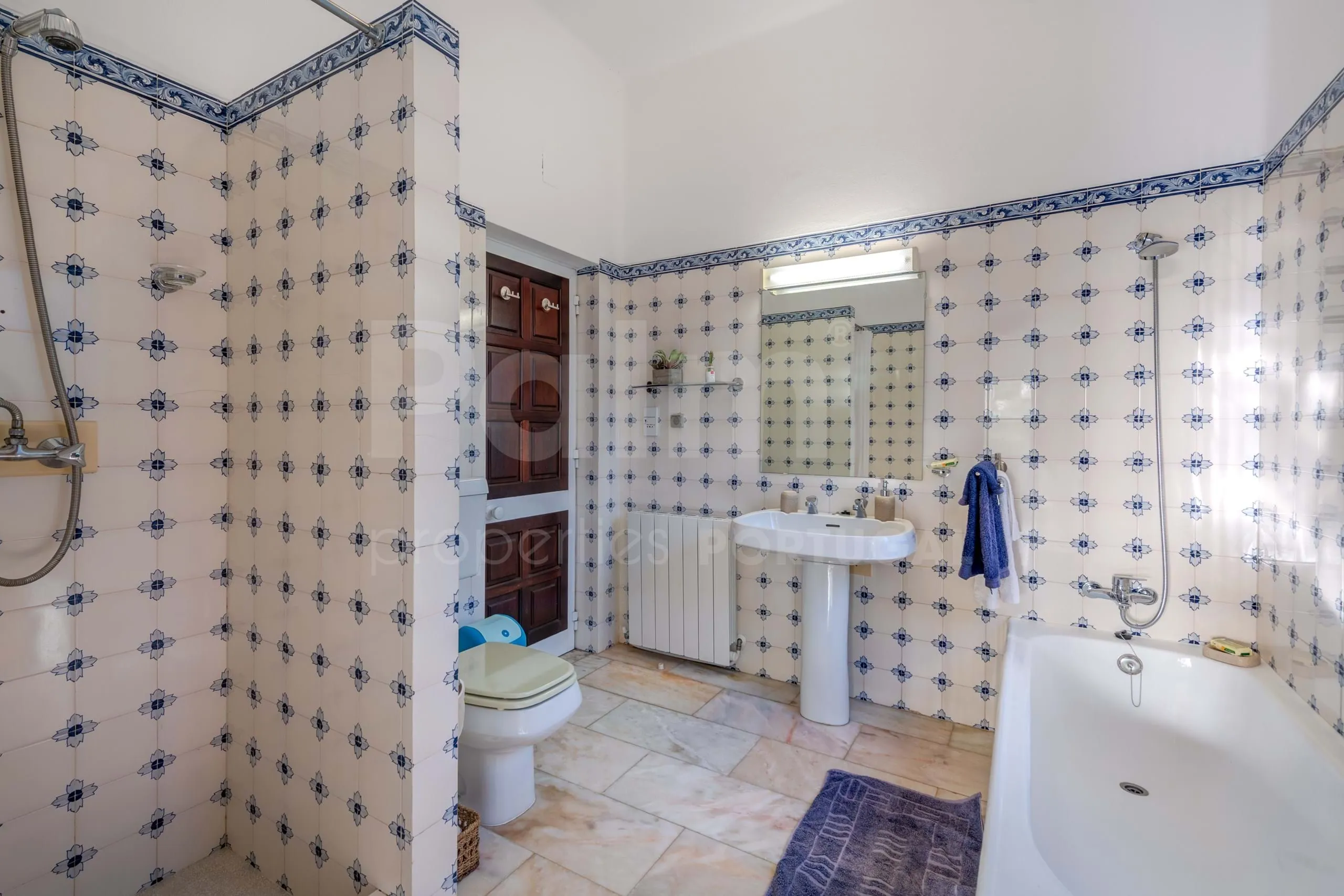 Elegant 8-Bedroom Villa with Pool and Gardens Near Algarve Coast - View image 46 of 57