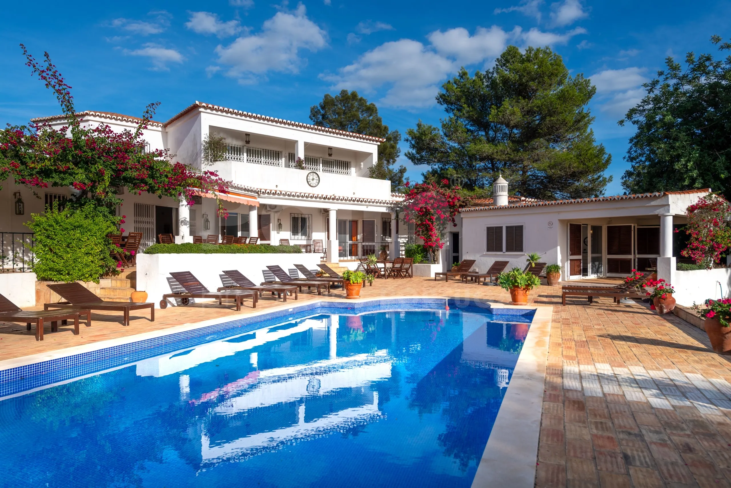 Elegant 8-Bedroom Villa with Pool and Gardens Near Algarve Coast - View image 49 of 57