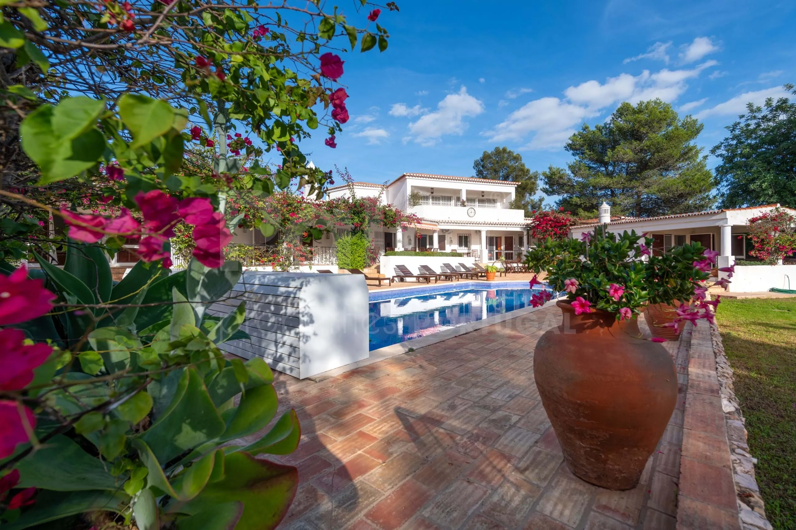 Elegant 8-Bedroom Villa with Pool and Gardens Near Algarve Coast - View image 51 of 57