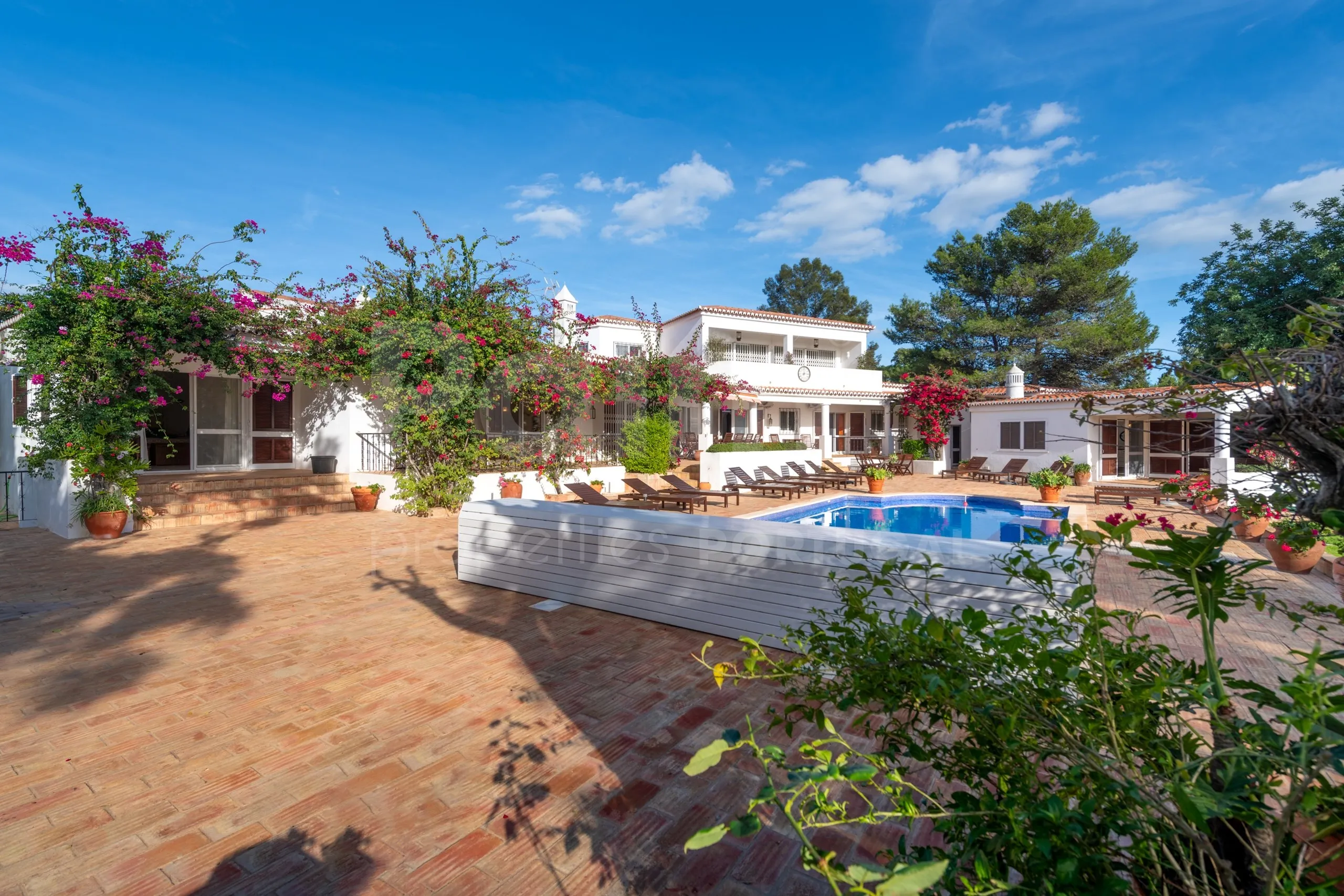 Elegant 8-Bedroom Villa with Pool and Gardens Near Algarve Coast - View image 52 of 57