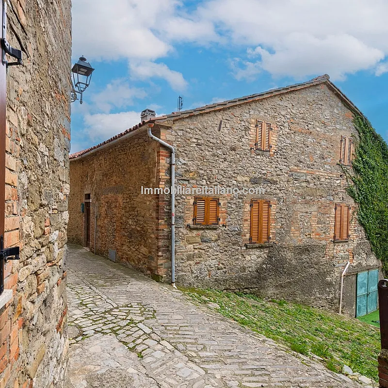 Historic 3-Bedroom Townhouse with Garden in Umbria's Monte Santa Maria Tiberina