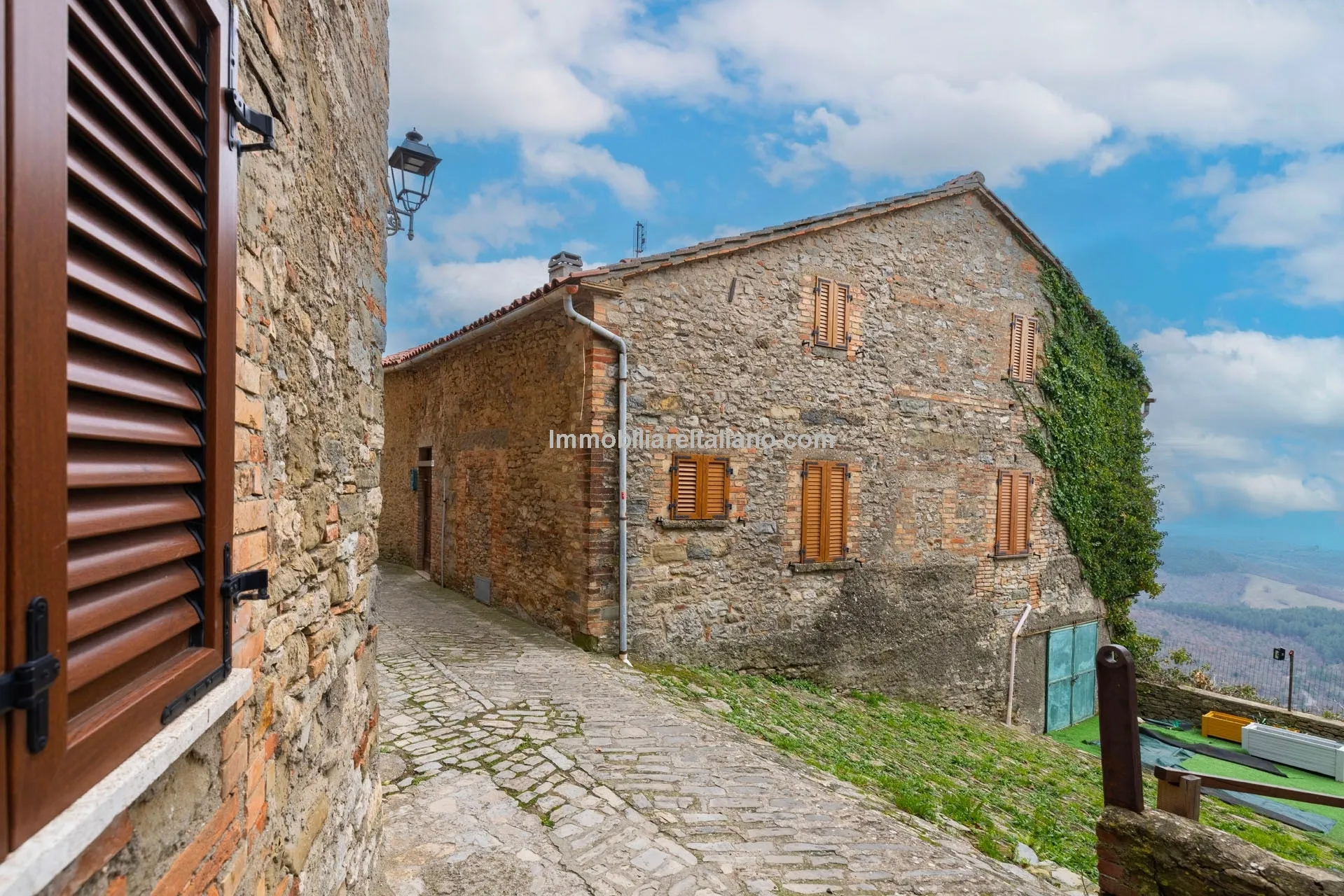 Historic 3-Bedroom Townhouse with Garden in Umbria's Monte Santa Maria Tiberina - Image 1