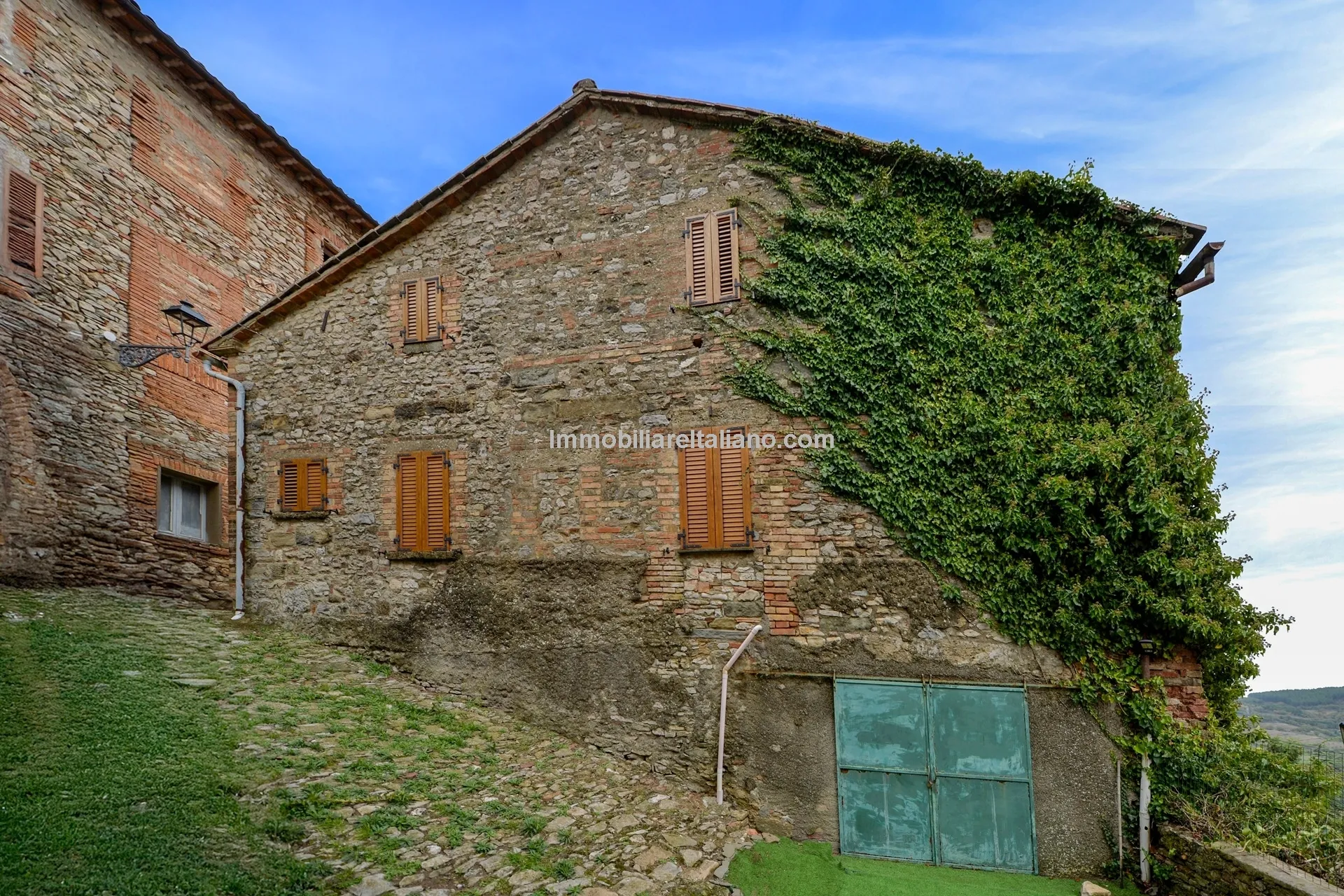 Historic 3-Bedroom Townhouse with Garden in Umbria's Monte Santa Maria Tiberina - Image 2