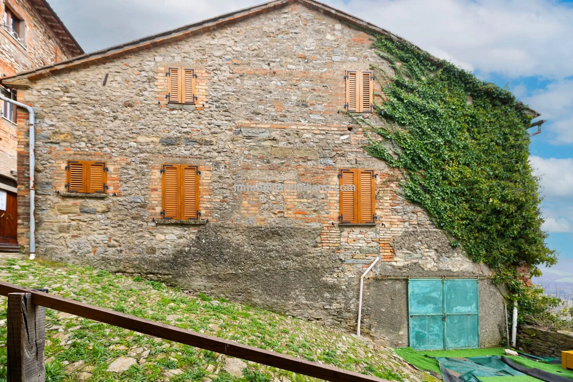 Historic 3-Bedroom Townhouse with Garden in Umbria's Monte Santa Maria Tiberina - Image 3