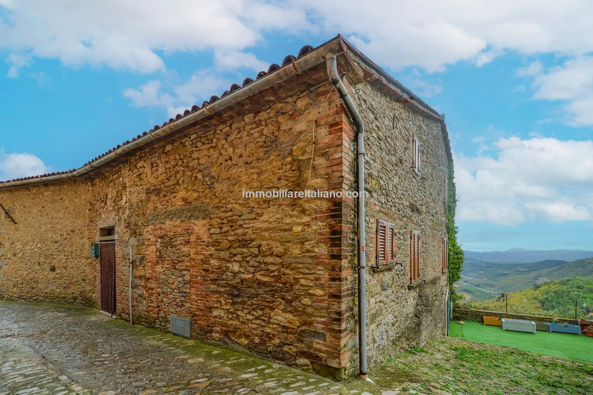 Historic 3-Bedroom Townhouse with Garden in Umbria's Monte Santa Maria Tiberina - Image 5