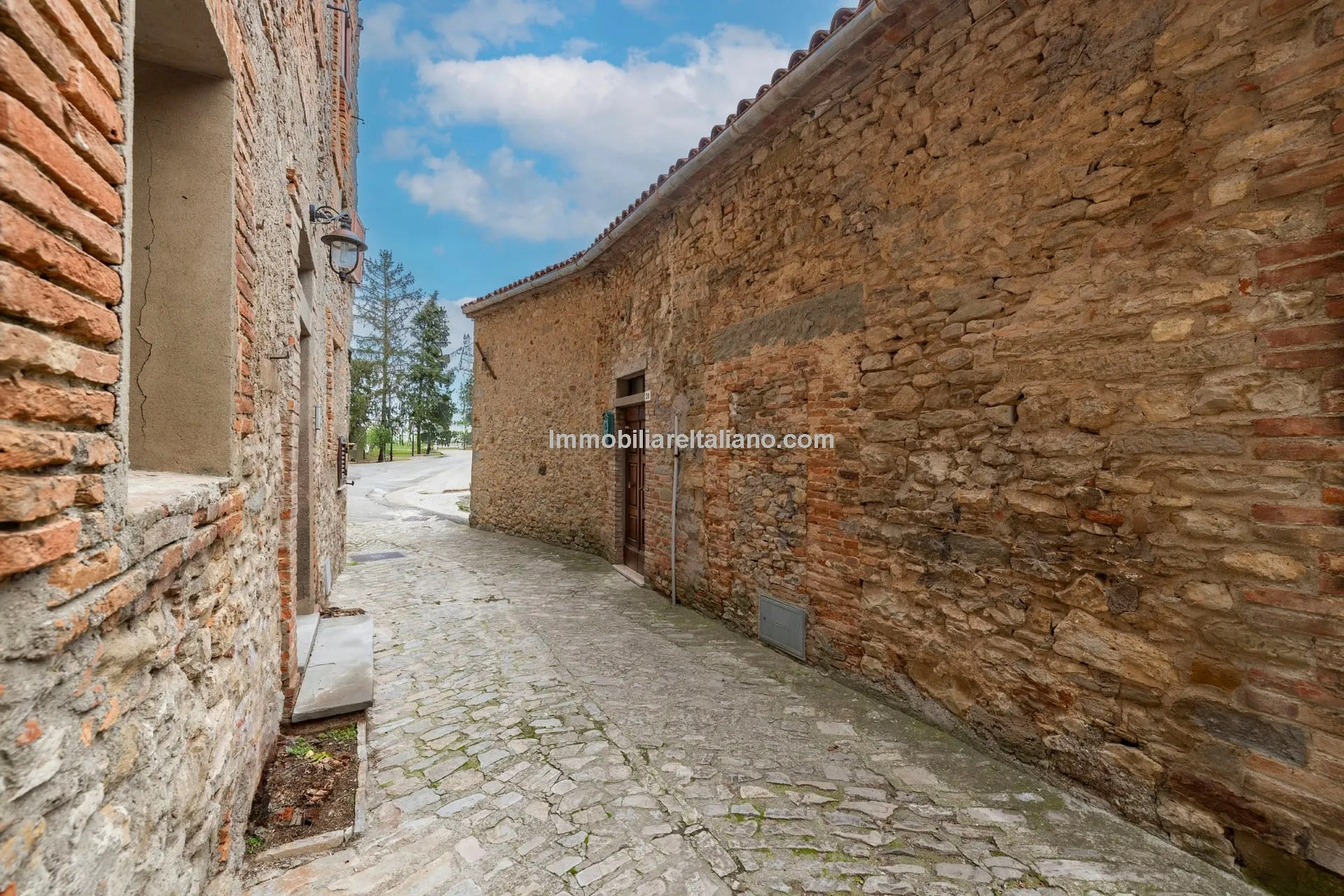 Historic 3-Bedroom Townhouse with Garden in Umbria's Monte Santa Maria Tiberina - View image 6 of 29