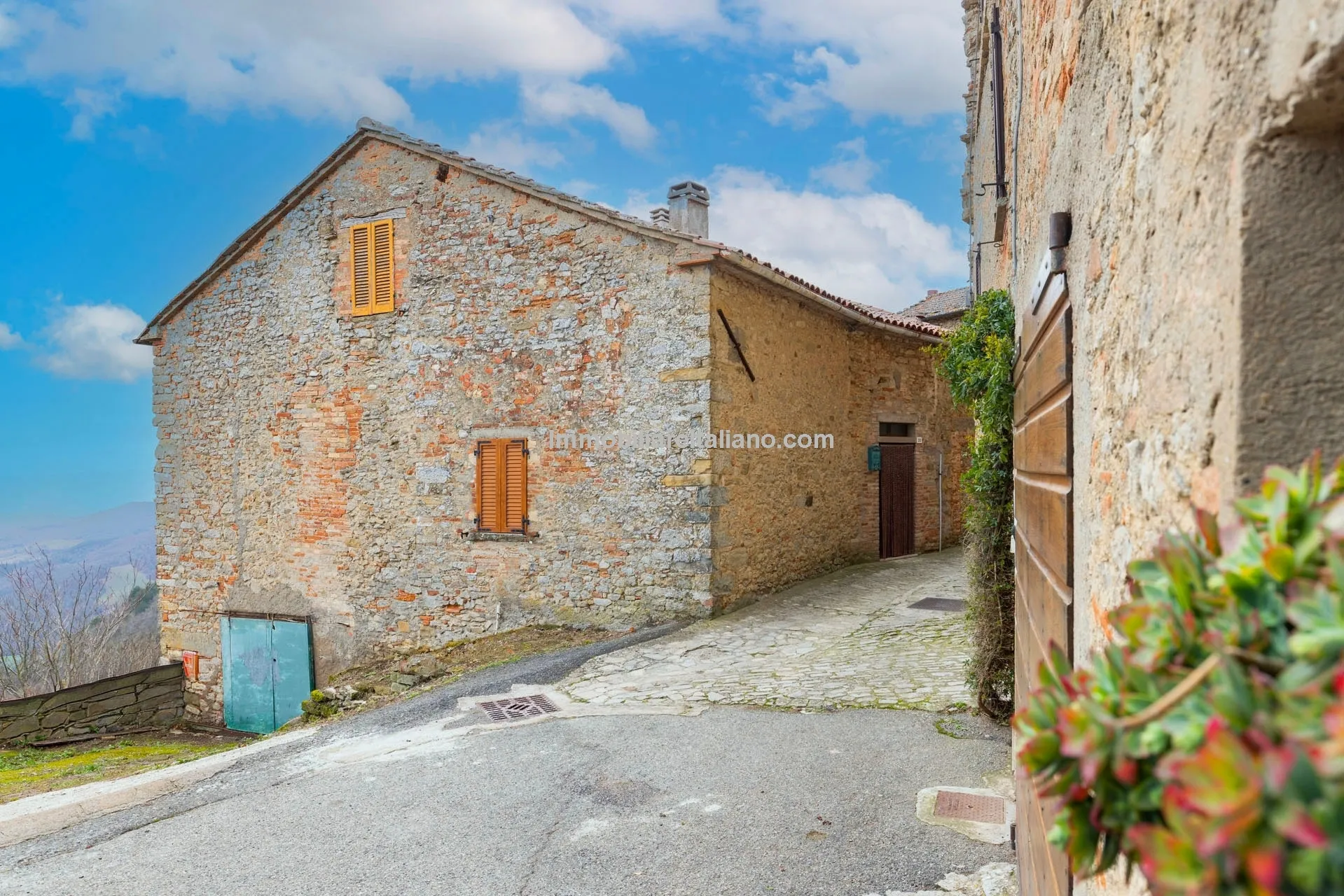 Historic 3-Bedroom Townhouse with Garden in Umbria's Monte Santa Maria Tiberina - View image 8 of 29