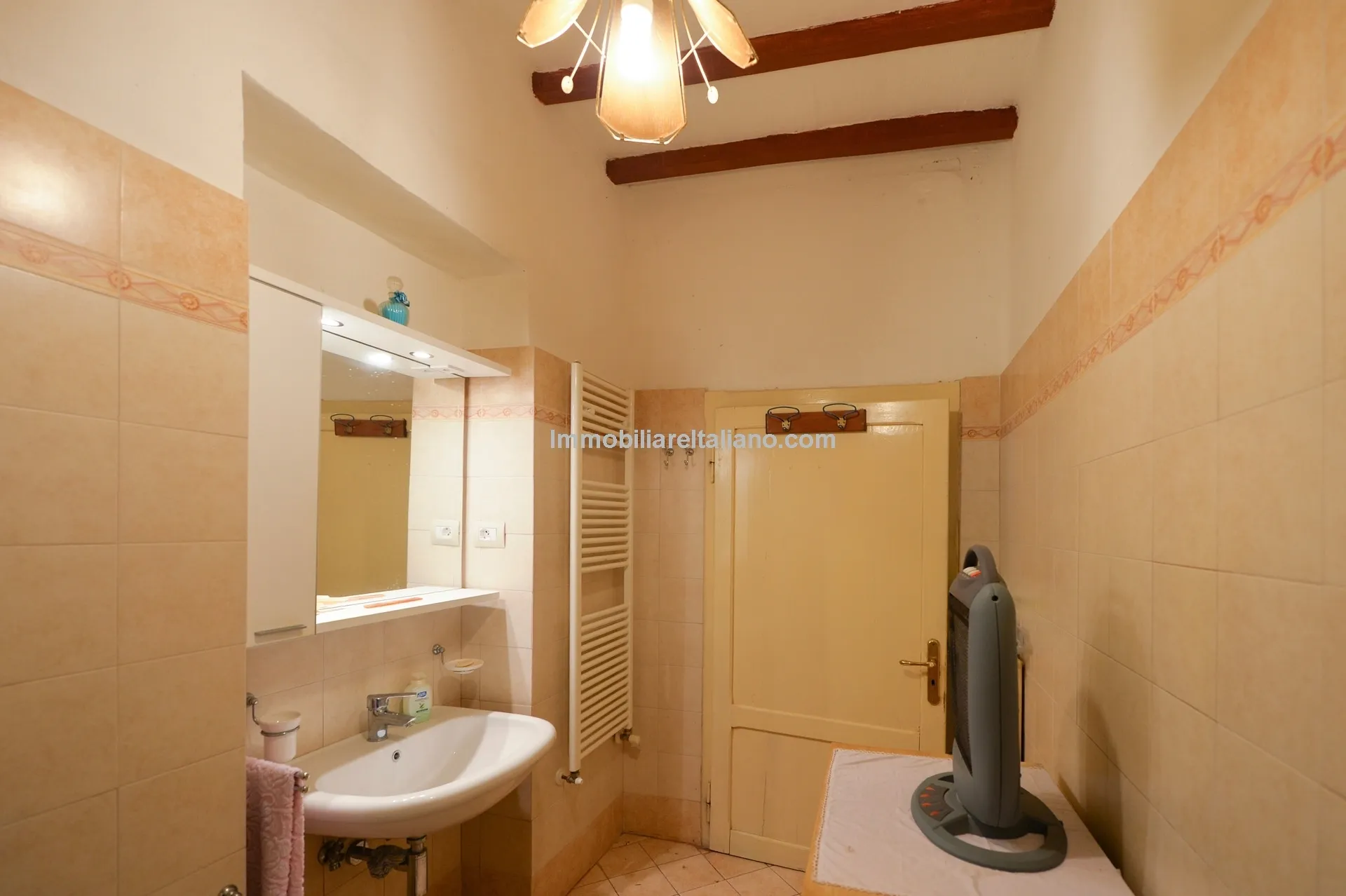 Historic 3-Bedroom Townhouse with Garden in Umbria's Monte Santa Maria Tiberina - View image 22 of 29