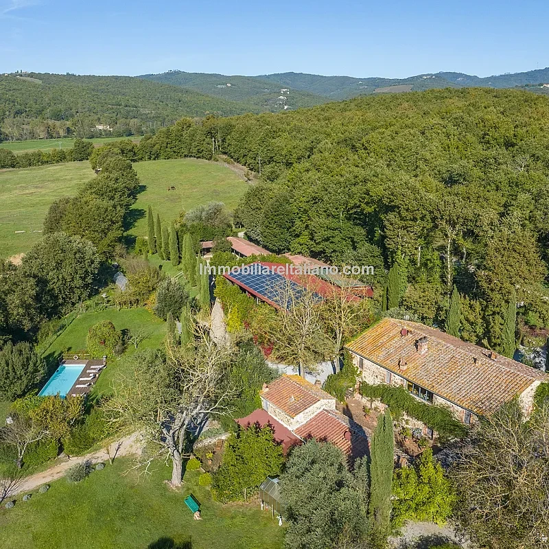 bondegård med 9 soveværelser, pool og hestepotentiale i Toscana