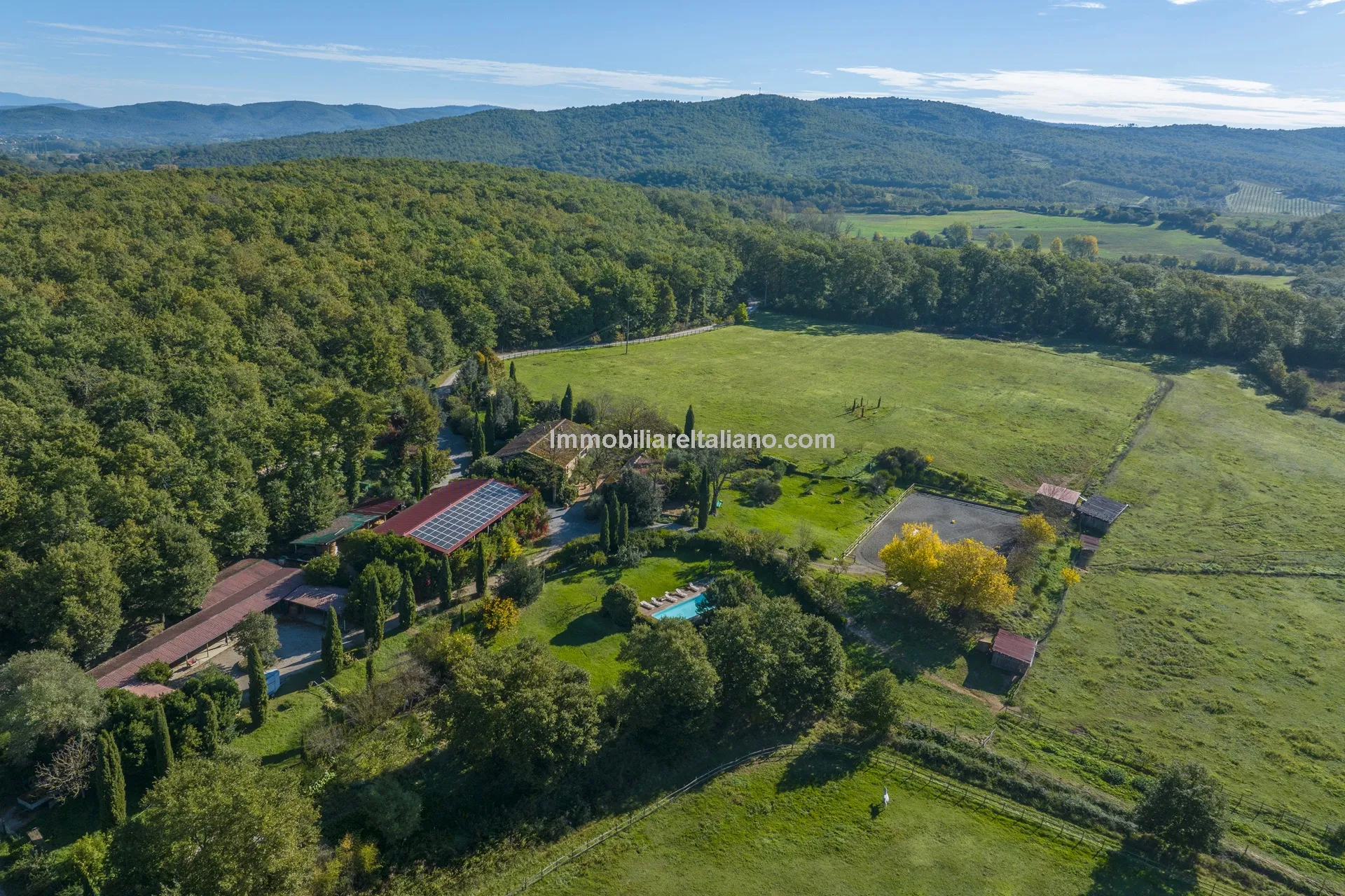 9-Bedroom Farmhouse with Pool and Equestrian Potential in Tuscany - Image 2