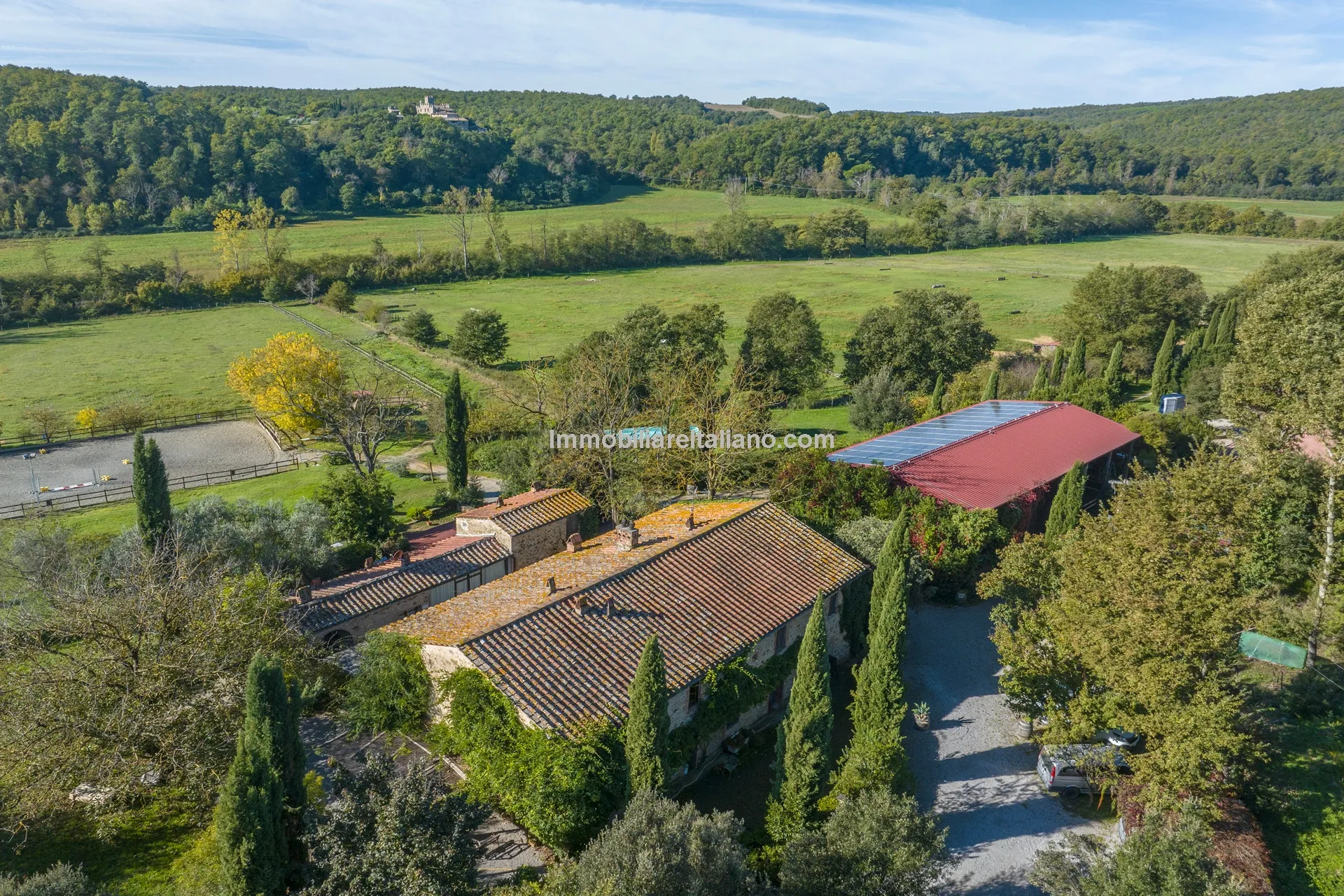 9-Bedroom Farmhouse with Pool and Equestrian Potential in Tuscany - Image 4