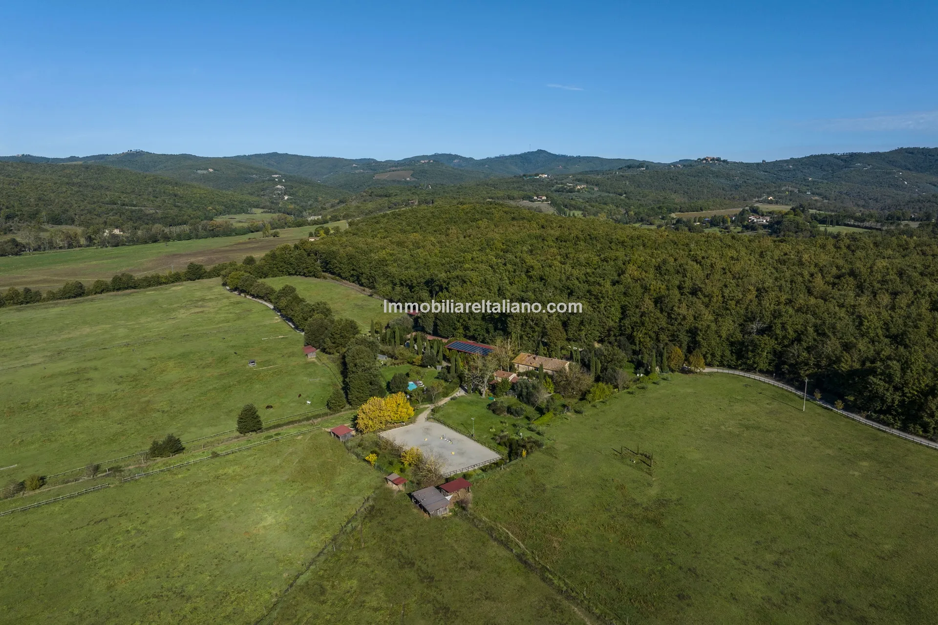 9-Bedroom Farmhouse with Pool and Equestrian Potential in Tuscany - Image 5