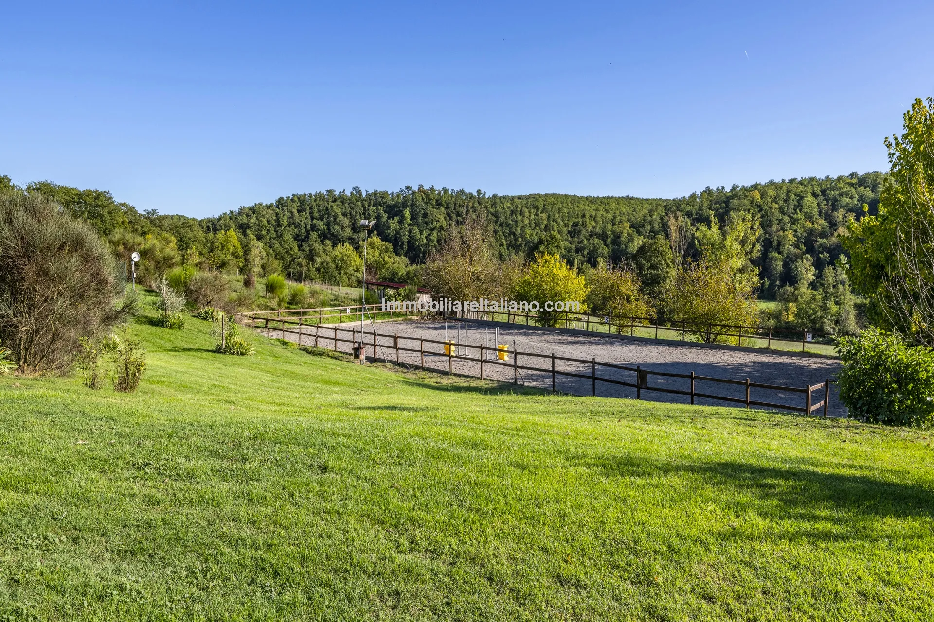 9-Bedroom Farmhouse with Pool and Equestrian Potential in Tuscany - View image 15 of 104