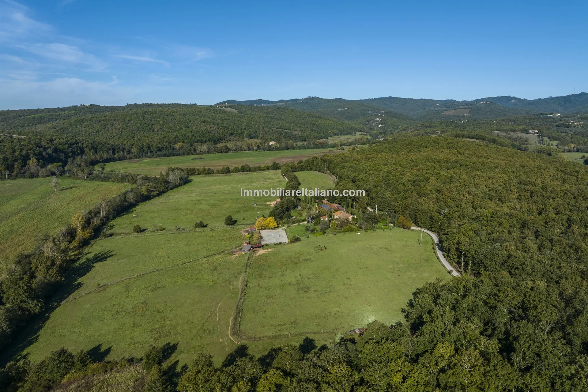 9-Bedroom Farmhouse with Pool and Equestrian Potential in Tuscany - View image 20 of 104