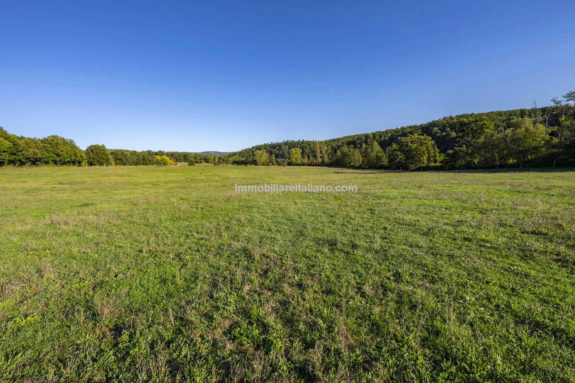 9-Bedroom Farmhouse with Pool and Equestrian Potential in Tuscany - View image 31 of 104