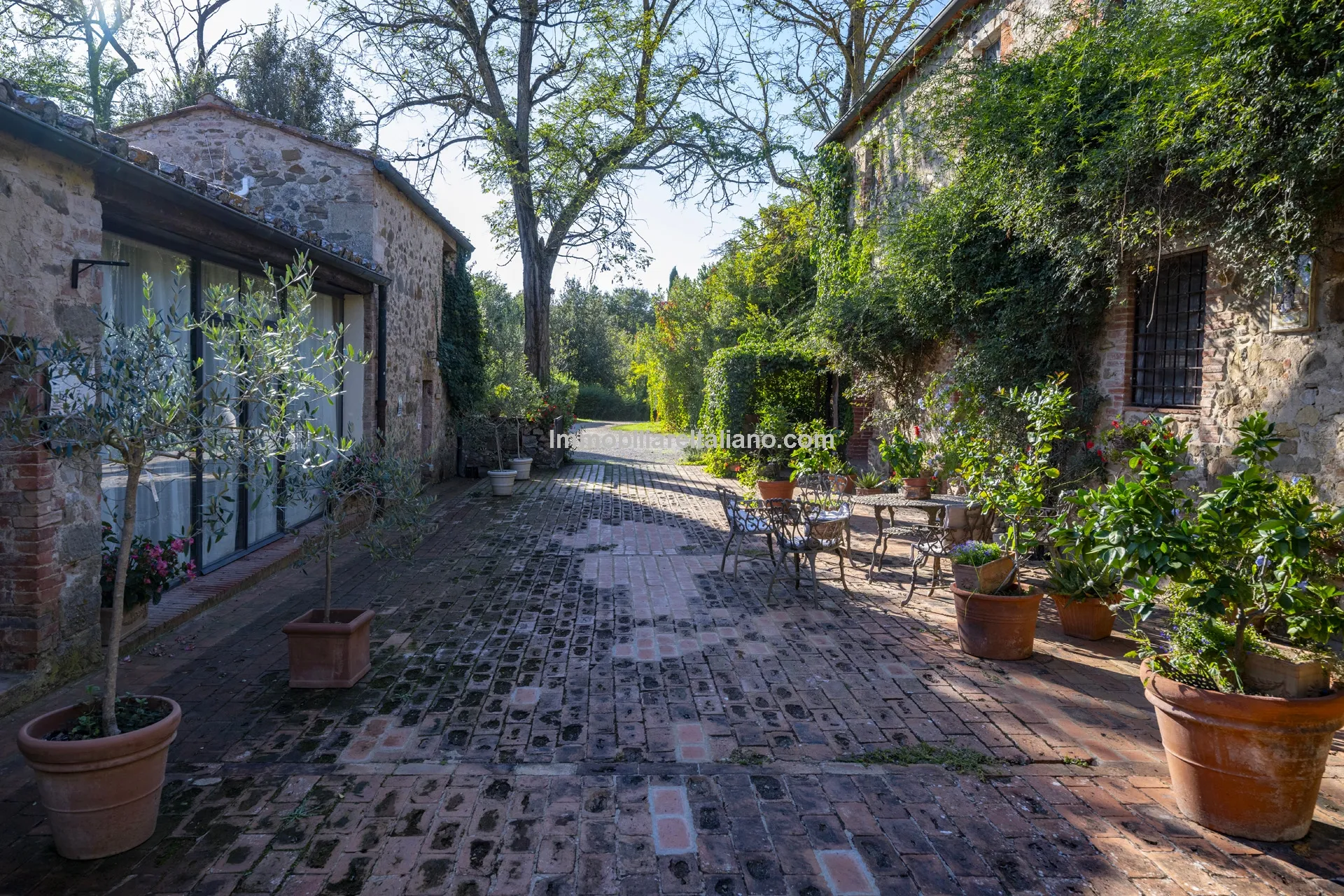 9-Bedroom Farmhouse with Pool and Equestrian Potential in Tuscany - View image 34 of 104