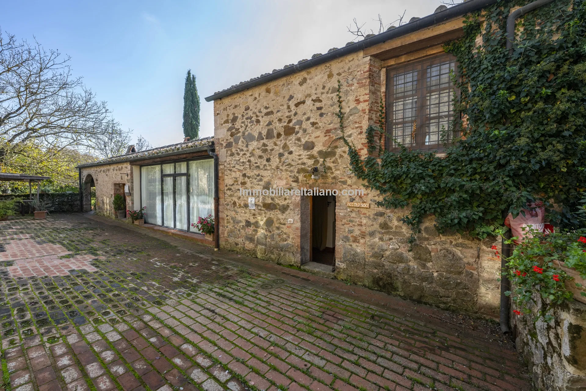 9-Bedroom Farmhouse with Pool and Equestrian Potential in Tuscany - View image 37 of 104
