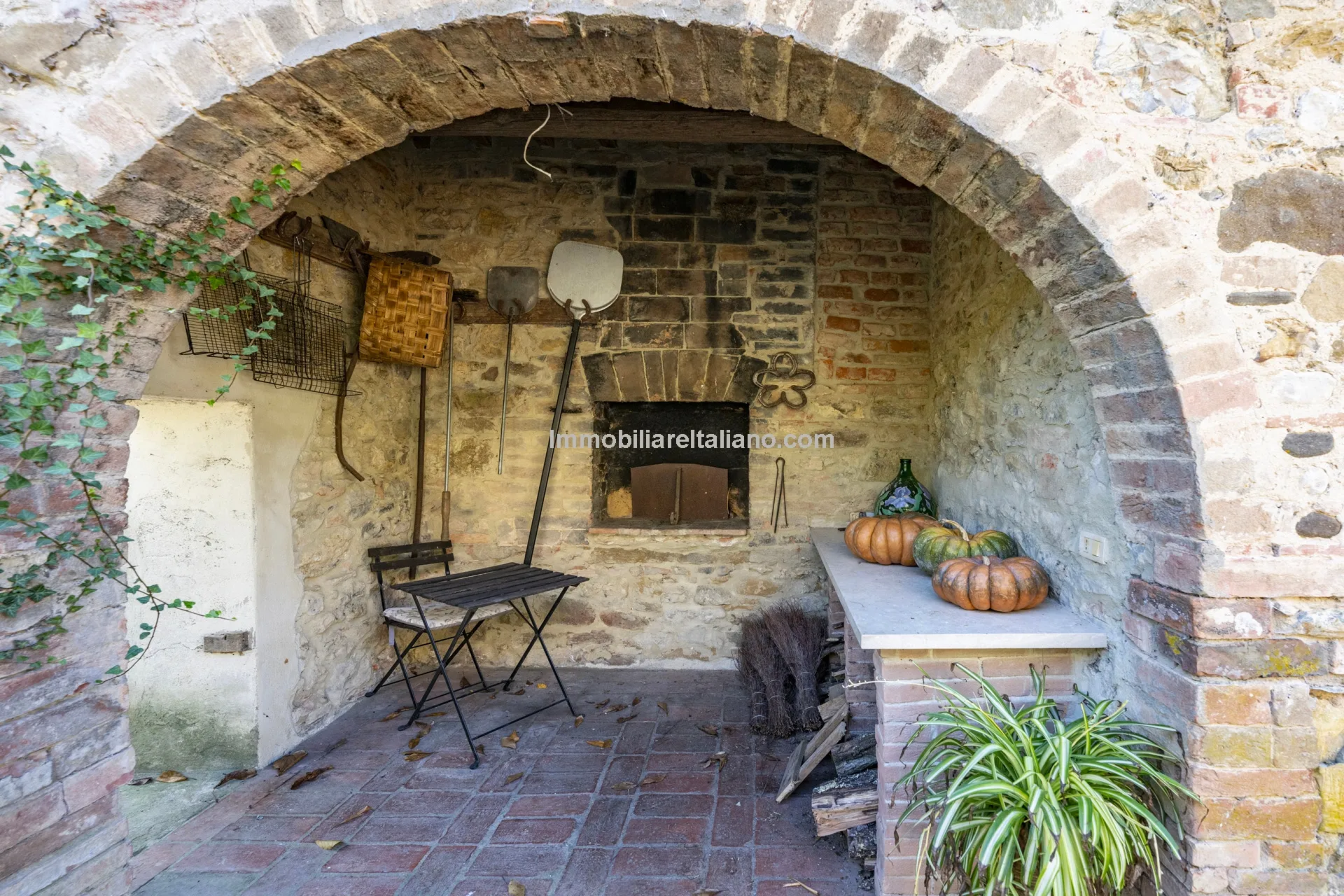 9-Bedroom Farmhouse with Pool and Equestrian Potential in Tuscany - View image 38 of 104