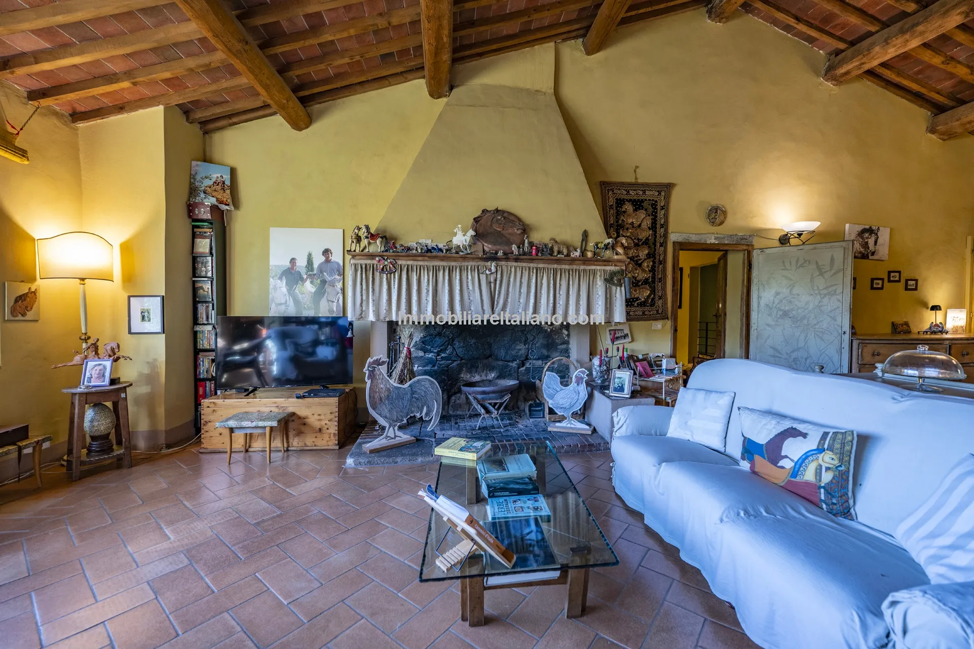 9-Bedroom Farmhouse with Pool and Equestrian Potential in Tuscany - View image 46 of 104