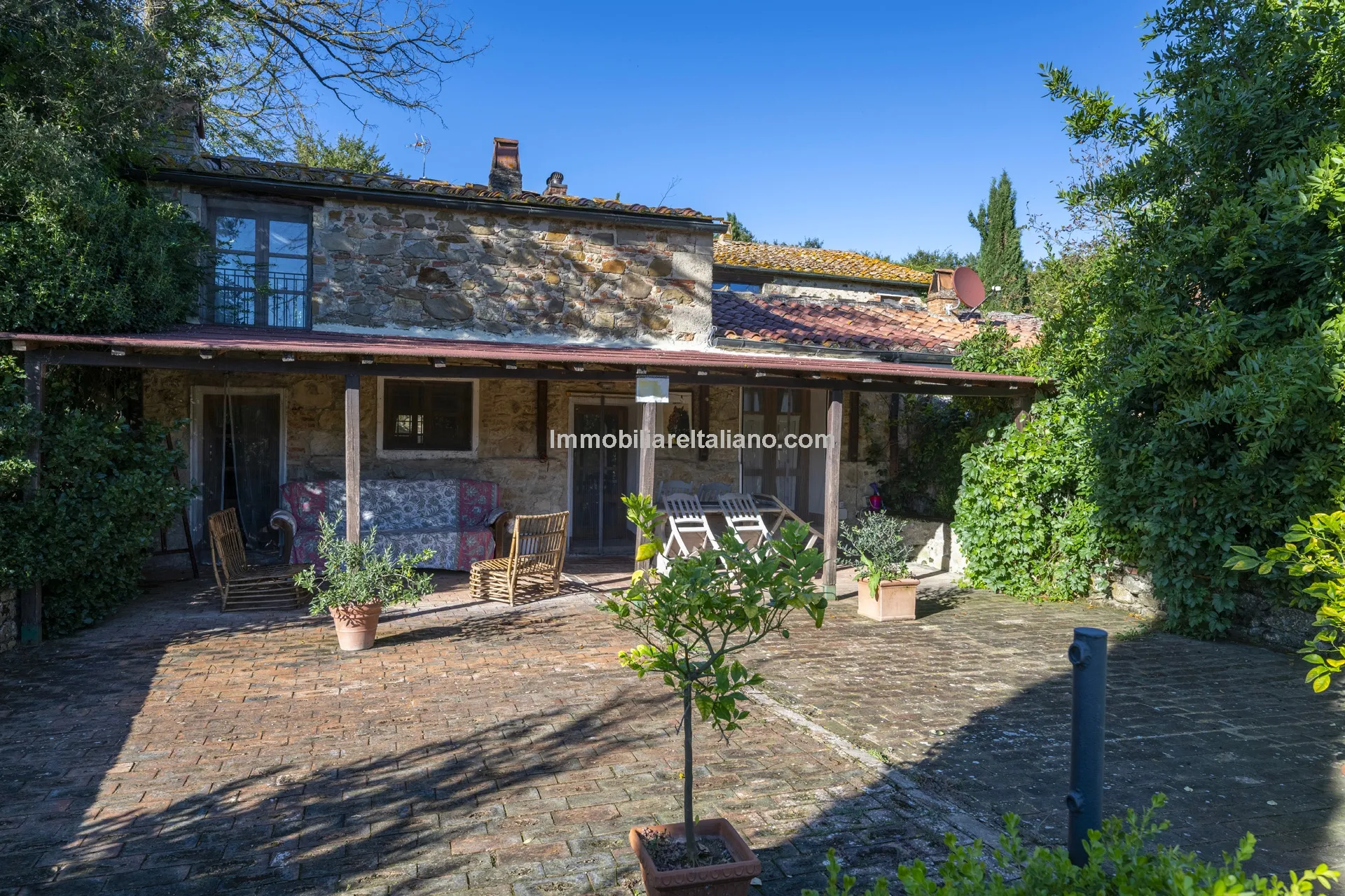 9-Bedroom Farmhouse with Pool and Equestrian Potential in Tuscany - View image 59 of 104